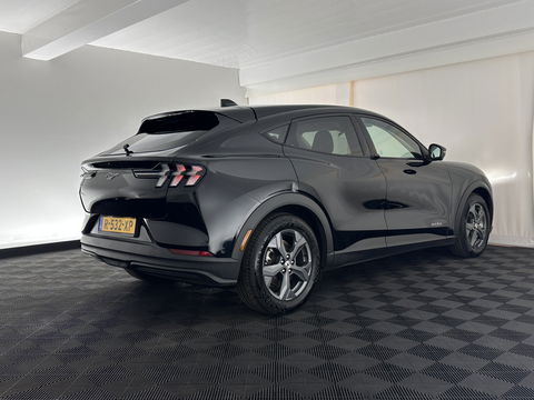 Ford Mustang Mach-E RWD 75 kWh [ 3-Fase-11kW] {SOH-86%} (INCL.BTW) *LEATHER | FULL-LED | DAB | DIGI-COCKPIT | KEYLESS | NAVI-FULLMAP | CARPLAY | HEATED-COMFORTSEATS | TOPVIEW | ADAPTIVE-CRUISE | PRIVACY-GLASS | 18'' ALU*