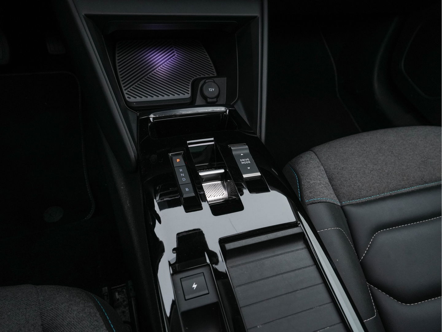 Citroën Ë-C4 Feel 50 kWh [ 3-Fase-11kW ] (INCL-BTW) *PANO | HEAD-UP | LEATHER-FABRIC | FULL-LED | DIGI-COCKPIT | BLINDSPOT | CARPLAY | COMFORT-SEATS | ECC | LANE-ASSIST | KEYLESS | PDC | CRUISE | DAB  | CCS-FASTLOADER | 18''ALU*