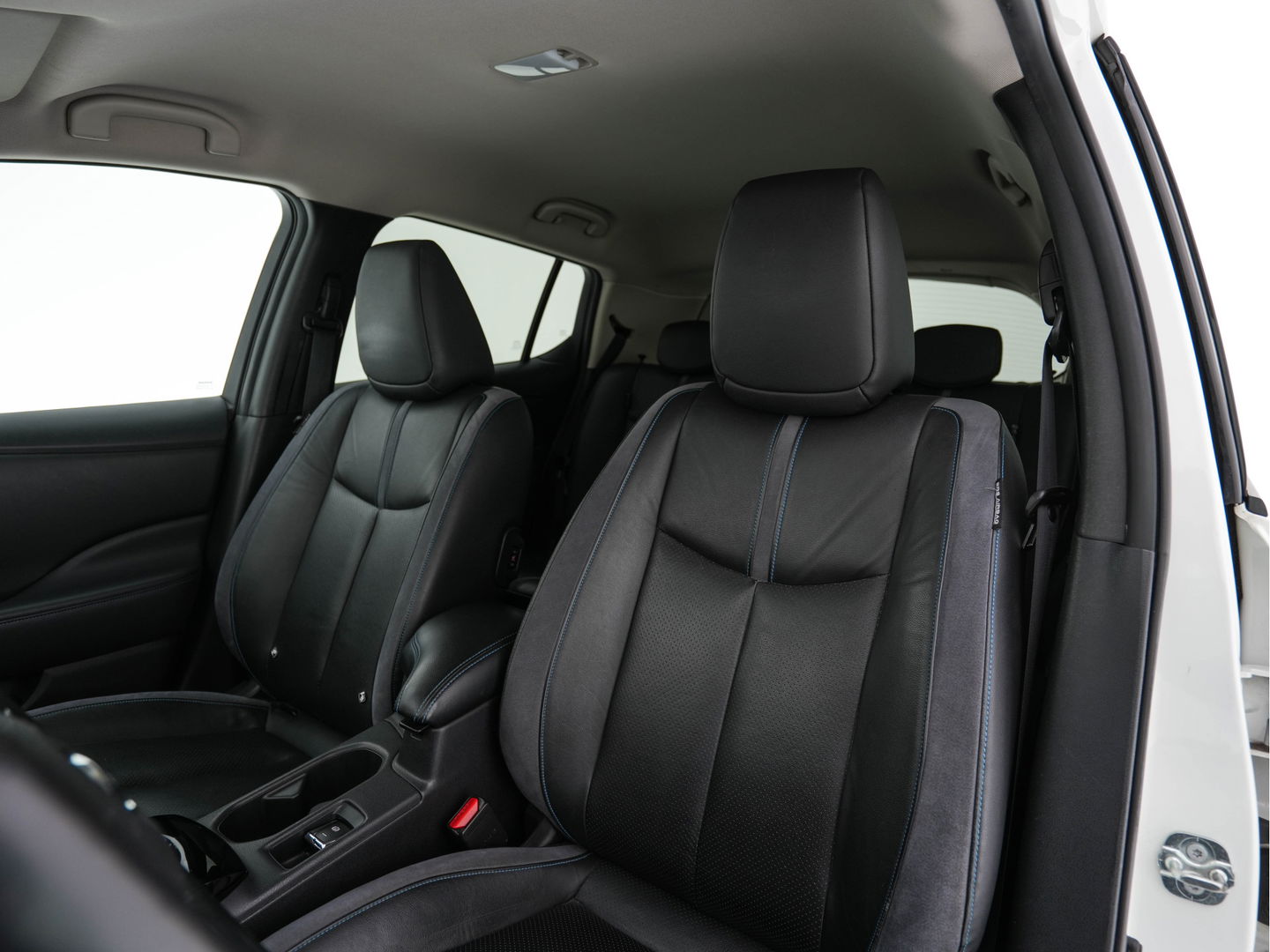 Nissan Leaf Tekna 40 kWh *LUXURY-LEATHER | FULL-LED | KEYLESS | NAVI-FULLMAP | BLIND-SPOT | BOSE-SOUND | DAB+ | HEATED-COMFORTSEATS | DIGI-COCKPIT | PRIVACY-GLASS | TOPVIEW-CAMERA | 17"ALU*