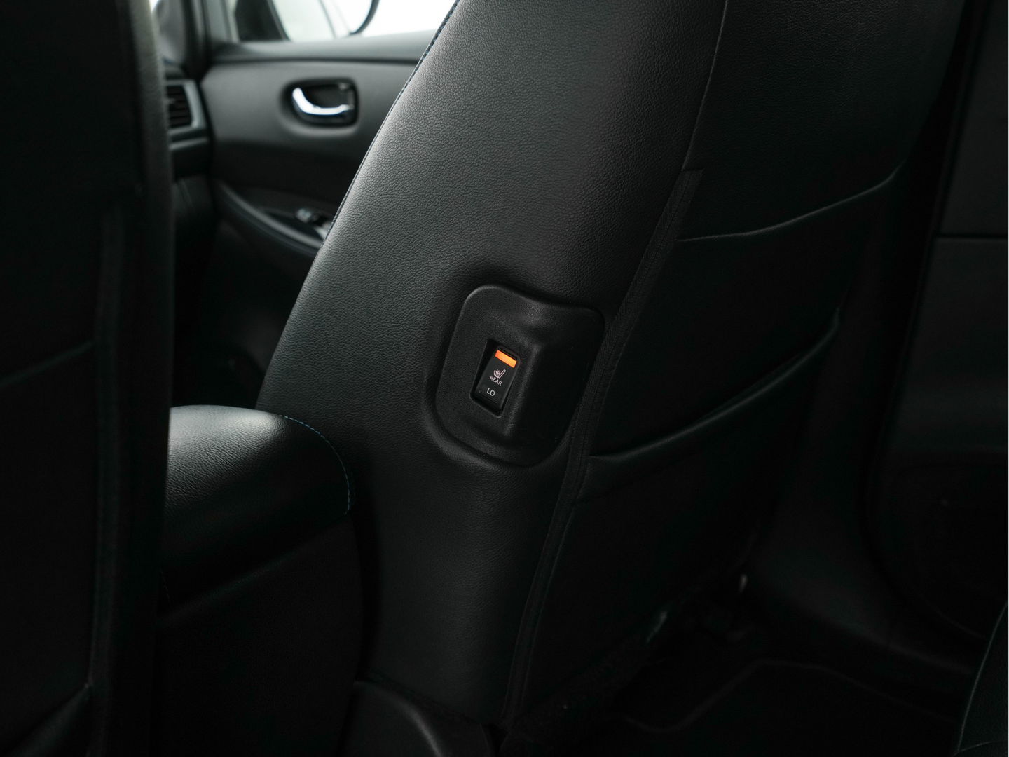 Nissan Leaf Tekna 40 kWh *LUXURY-LEATHER | FULL-LED | KEYLESS | NAVI-FULLMAP | BLIND-SPOT | BOSE-SOUND | DAB+ | HEATED-COMFORTSEATS | DIGI-COCKPIT | PRIVACY-GLASS | TOPVIEW-CAMERA | 17"ALU*