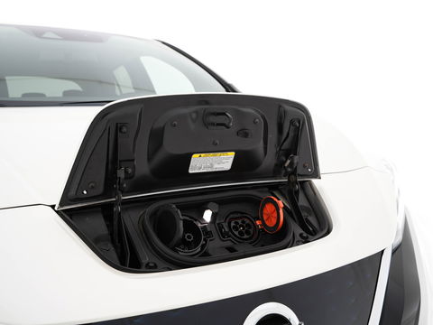 Nissan Leaf Tekna 40 kWh *LUXURY-LEATHER | FULL-LED | KEYLESS | NAVI-FULLMAP | BLIND-SPOT | BOSE-SOUND | DAB+ | HEATED-COMFORTSEATS | DIGI-COCKPIT | PRIVACY-GLASS | TOPVIEW-CAMERA | 17"ALU*