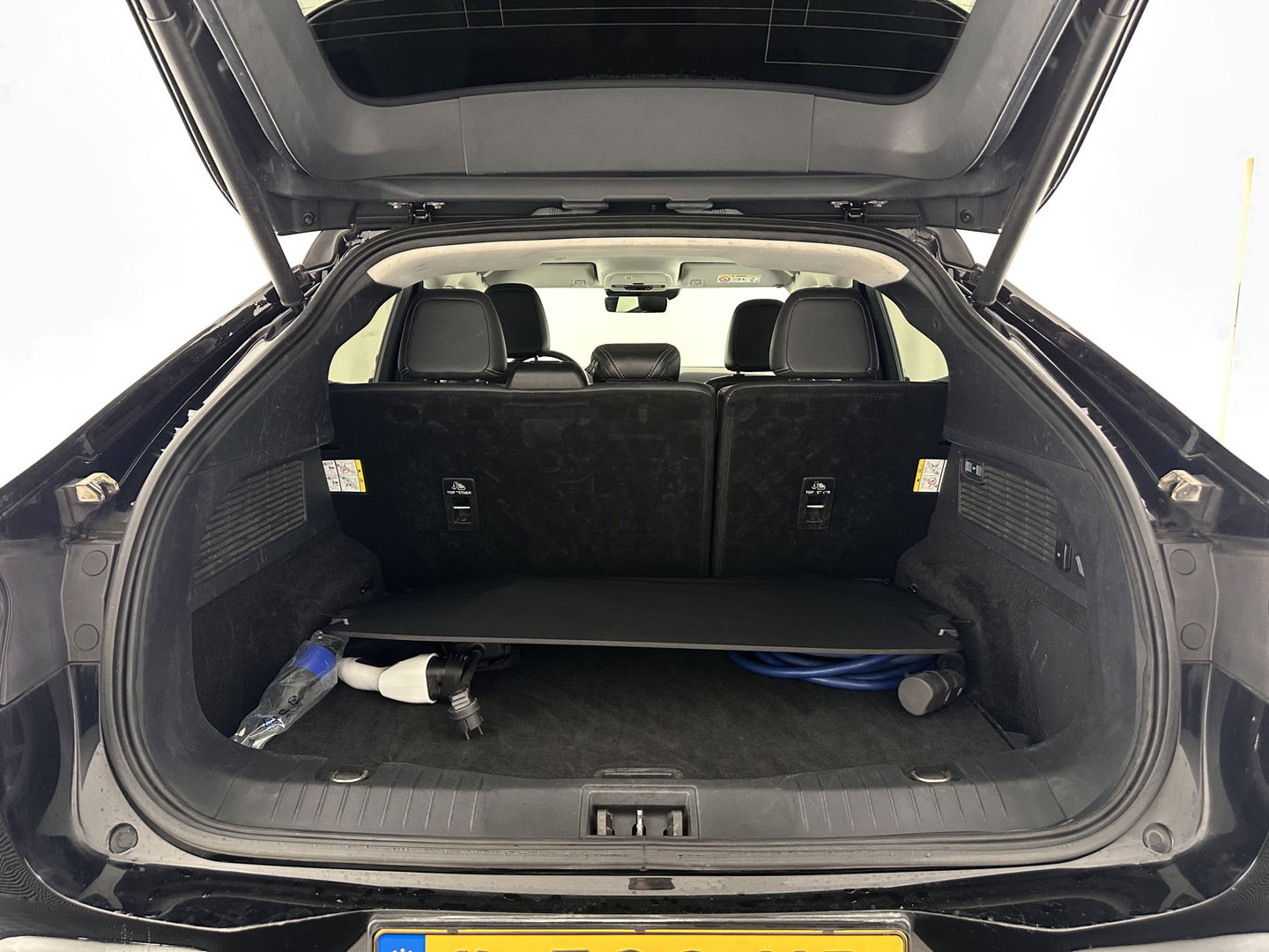 Ford Mustang Mach-E RWD 75 kWh [ 3-Fase ] {SOH-87%] (INCL.BTW) *LEATHER | FULL-LED | DAB | DIGI-COCKPIT | KEYLESS | NAVI-FULLMAP | CARPLAY | HEATED-COMFORTSEATS | TOPVIEW | ADAPTIVE-CRUISE | PRIVACY-GLASS | 18'' ALU*