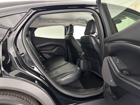 Ford Mustang Mach-E RWD 75 kWh [ 3-Fase ] {SOH-87%] (INCL.BTW) *LEATHER | FULL-LED | DAB | DIGI-COCKPIT | KEYLESS | NAVI-FULLMAP | CARPLAY | HEATED-COMFORTSEATS | TOPVIEW | ADAPTIVE-CRUISE | PRIVACY-GLASS | 18'' ALU*