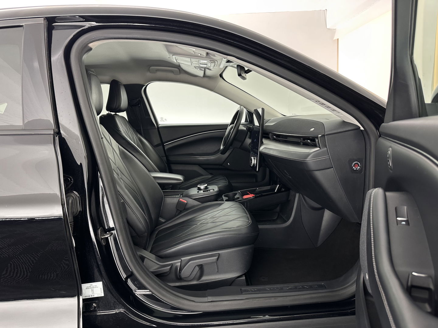 Ford Mustang Mach-E RWD 75 kWh [ 3-Fase ] {SOH-87%] (INCL.BTW) *LEATHER | FULL-LED | DAB | DIGI-COCKPIT | KEYLESS | NAVI-FULLMAP | CARPLAY | HEATED-COMFORTSEATS | TOPVIEW | ADAPTIVE-CRUISE | PRIVACY-GLASS | 18'' ALU*