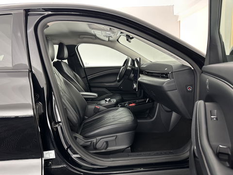 Ford Mustang Mach-E RWD 75 kWh [ 3-Fase ] {SOH-87%] (INCL.BTW) *LEATHER | FULL-LED | DAB | DIGI-COCKPIT | KEYLESS | NAVI-FULLMAP | CARPLAY | HEATED-COMFORTSEATS | TOPVIEW | ADAPTIVE-CRUISE | PRIVACY-GLASS | 18'' ALU*