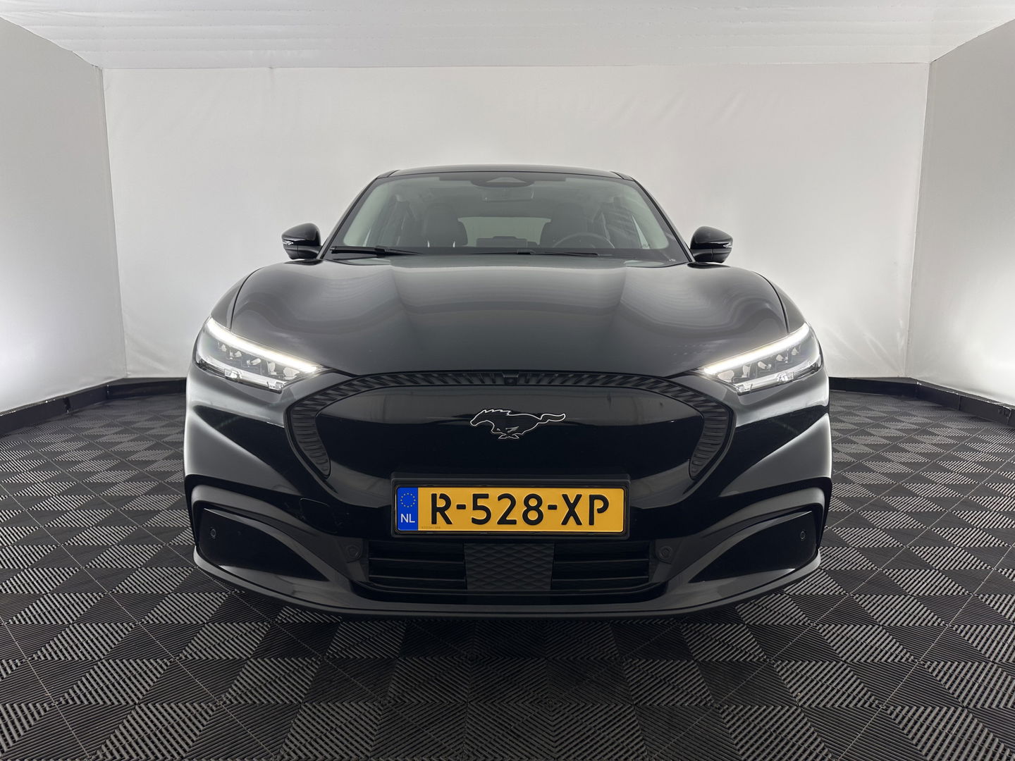 Ford Mustang Mach-E RWD 75 kWh [ 3-Fase ] {SOH-87%] (INCL.BTW) *LEATHER | FULL-LED | DAB | DIGI-COCKPIT | KEYLESS | NAVI-FULLMAP | CARPLAY | HEATED-COMFORTSEATS | TOPVIEW | ADAPTIVE-CRUISE | PRIVACY-GLASS | 18'' ALU*