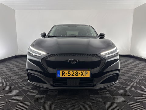 Ford Mustang Mach-E RWD 75 kWh [ 3-Fase ] {SOH-87%] (INCL.BTW) *LEATHER | FULL-LED | DAB | DIGI-COCKPIT | KEYLESS | NAVI-FULLMAP | CARPLAY | HEATED-COMFORTSEATS | TOPVIEW | ADAPTIVE-CRUISE | PRIVACY-GLASS | 18'' ALU*