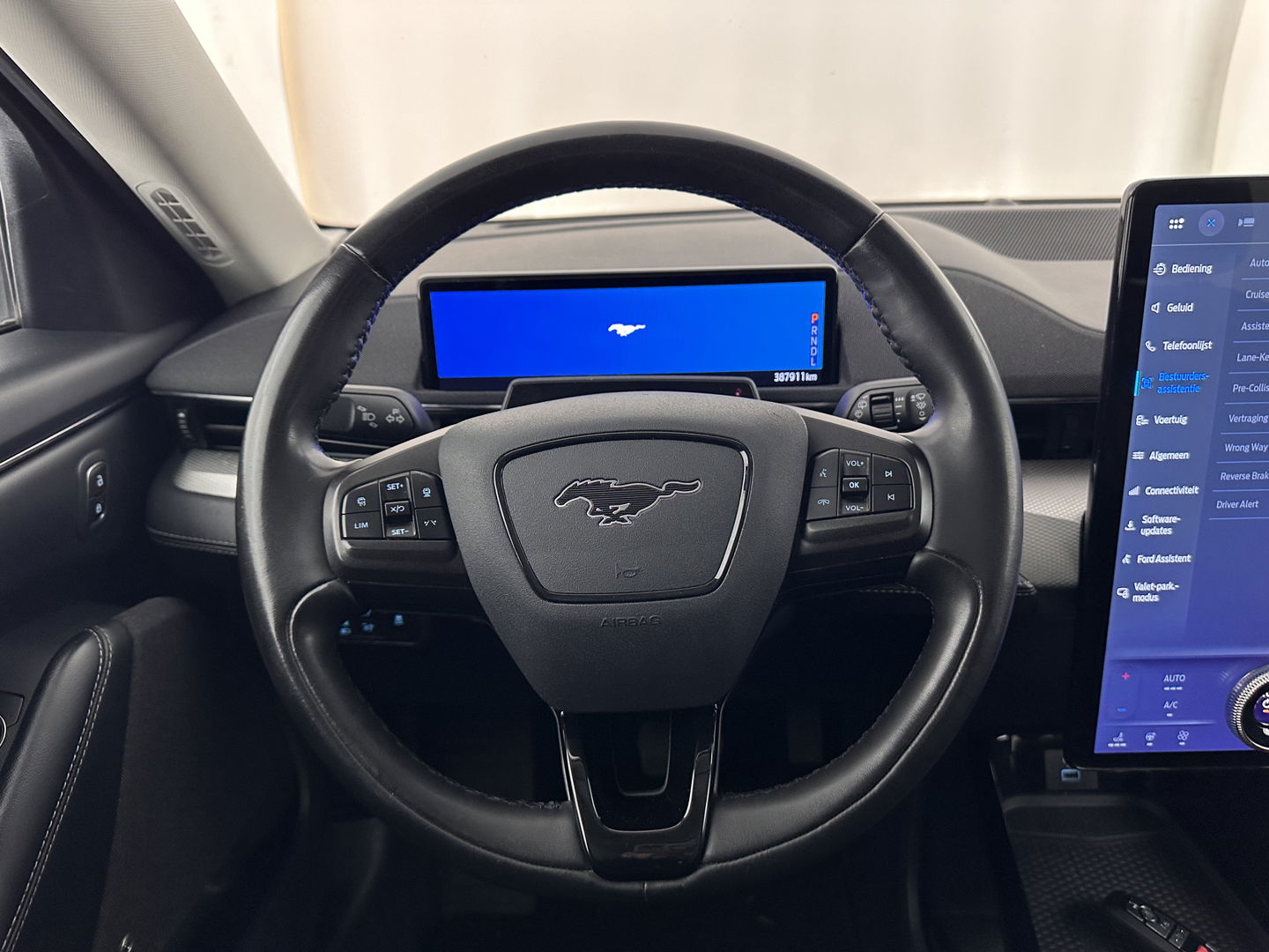 Ford Mustang Mach-E RWD 75 kWh [ 3-Fase ] {SOH-87%] (INCL.BTW) *LEATHER | FULL-LED | DAB | DIGI-COCKPIT | KEYLESS | NAVI-FULLMAP | CARPLAY | HEATED-COMFORTSEATS | TOPVIEW | ADAPTIVE-CRUISE | PRIVACY-GLASS | 18'' ALU*