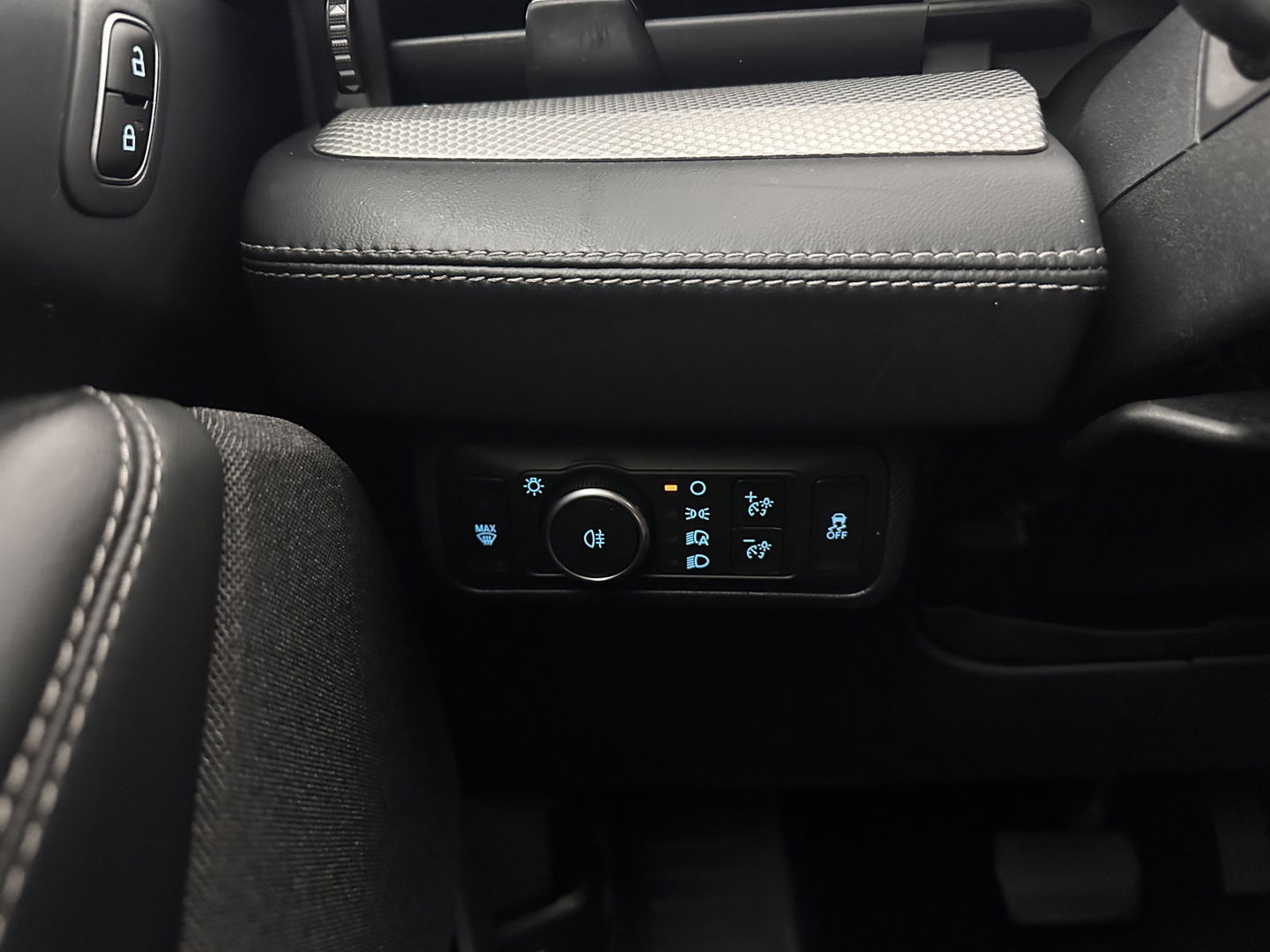 Ford Mustang Mach-E RWD 75 kWh [ 3-Fase ] {SOH-87%] (INCL.BTW) *LEATHER | FULL-LED | DAB | DIGI-COCKPIT | KEYLESS | NAVI-FULLMAP | CARPLAY | HEATED-COMFORTSEATS | TOPVIEW | ADAPTIVE-CRUISE | PRIVACY-GLASS | 18'' ALU*