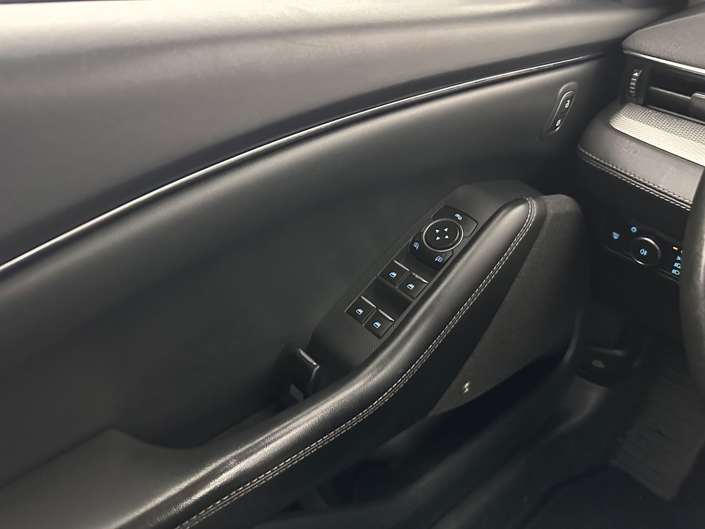 Ford Mustang Mach-E RWD 75 kWh [ 3-Fase ] {SOH-87%] (INCL.BTW) *LEATHER | FULL-LED | DAB | DIGI-COCKPIT | KEYLESS | NAVI-FULLMAP | CARPLAY | HEATED-COMFORTSEATS | TOPVIEW | ADAPTIVE-CRUISE | PRIVACY-GLASS | 18'' ALU*