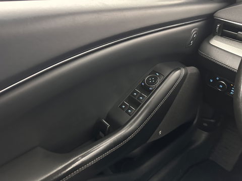 Ford Mustang Mach-E RWD 75 kWh [ 3-Fase ] {SOH-87%] (INCL.BTW) *LEATHER | FULL-LED | DAB | DIGI-COCKPIT | KEYLESS | NAVI-FULLMAP | CARPLAY | HEATED-COMFORTSEATS | TOPVIEW | ADAPTIVE-CRUISE | PRIVACY-GLASS | 18'' ALU*