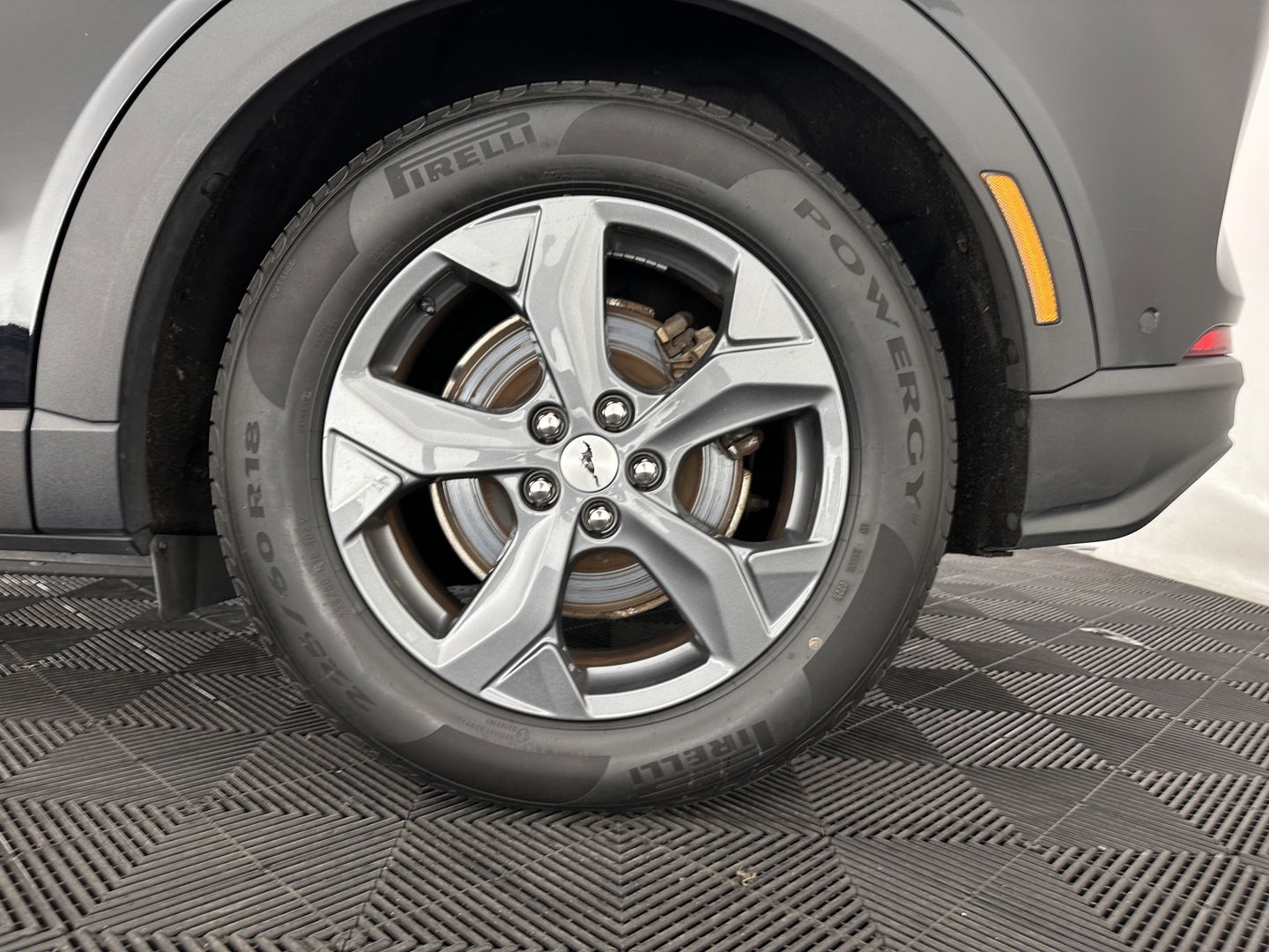 Ford Mustang Mach-E RWD 75 kWh [ 3-Fase ] {SOH-87%] (INCL.BTW) *LEATHER | FULL-LED | DAB | DIGI-COCKPIT | KEYLESS | NAVI-FULLMAP | CARPLAY | HEATED-COMFORTSEATS | TOPVIEW | ADAPTIVE-CRUISE | PRIVACY-GLASS | 18'' ALU*