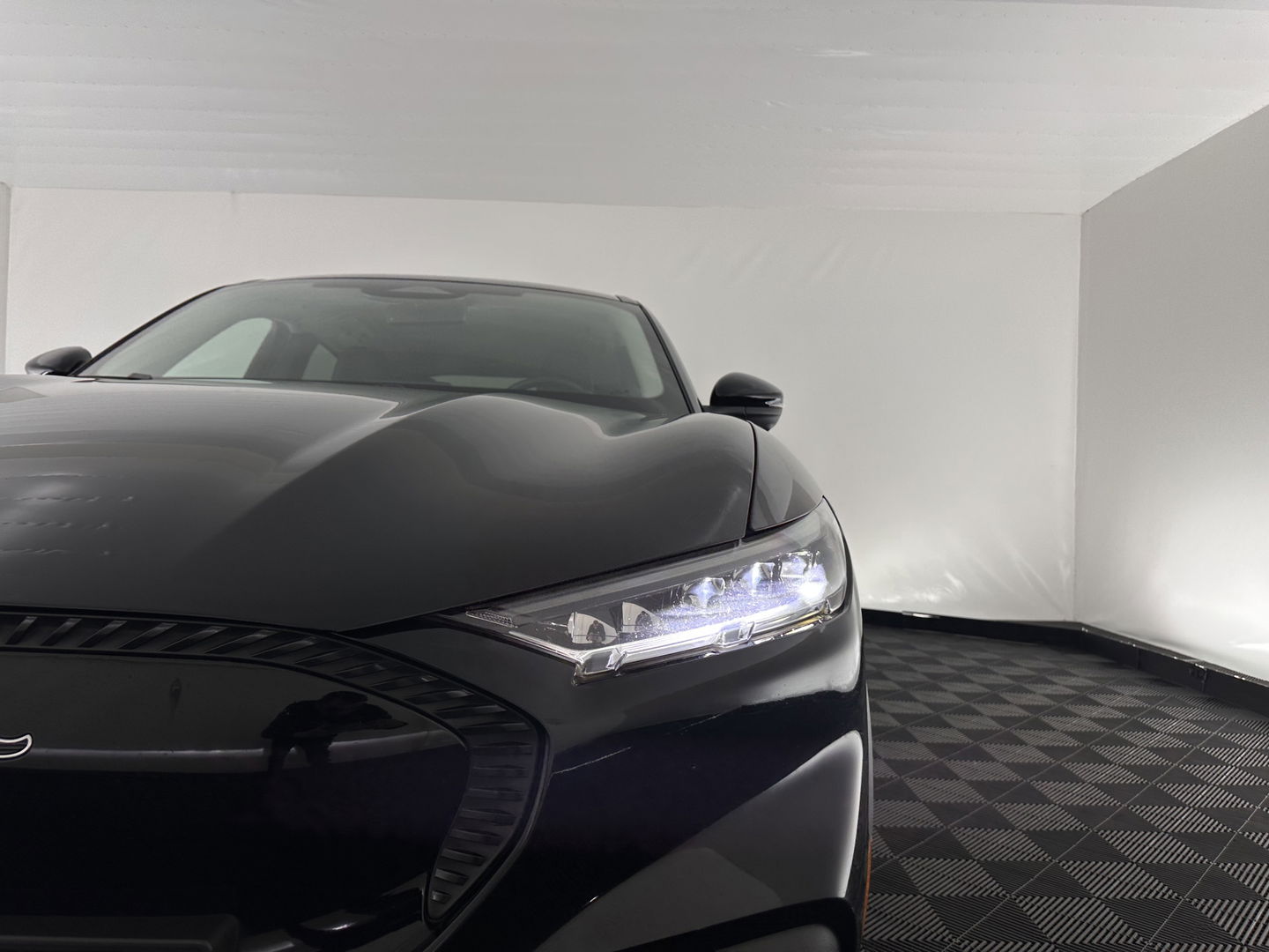 Ford Mustang Mach-E RWD 75 kWh [ 3-Fase ] {SOH-87%] (INCL.BTW) *LEATHER | FULL-LED | DAB | DIGI-COCKPIT | KEYLESS | NAVI-FULLMAP | CARPLAY | HEATED-COMFORTSEATS | TOPVIEW | ADAPTIVE-CRUISE | PRIVACY-GLASS | 18'' ALU*