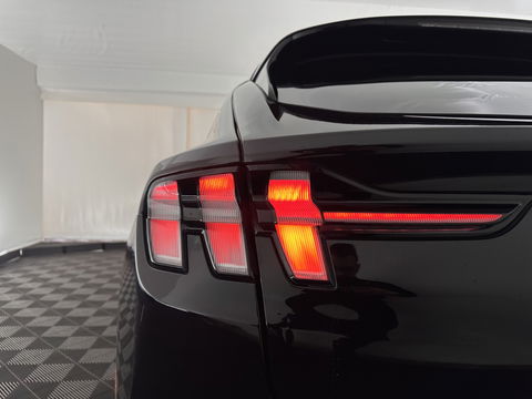 Ford Mustang Mach-E RWD 75 kWh [ 3-Fase ] {SOH-87%] (INCL.BTW) *LEATHER | FULL-LED | DAB | DIGI-COCKPIT | KEYLESS | NAVI-FULLMAP | CARPLAY | HEATED-COMFORTSEATS | TOPVIEW | ADAPTIVE-CRUISE | PRIVACY-GLASS | 18'' ALU*