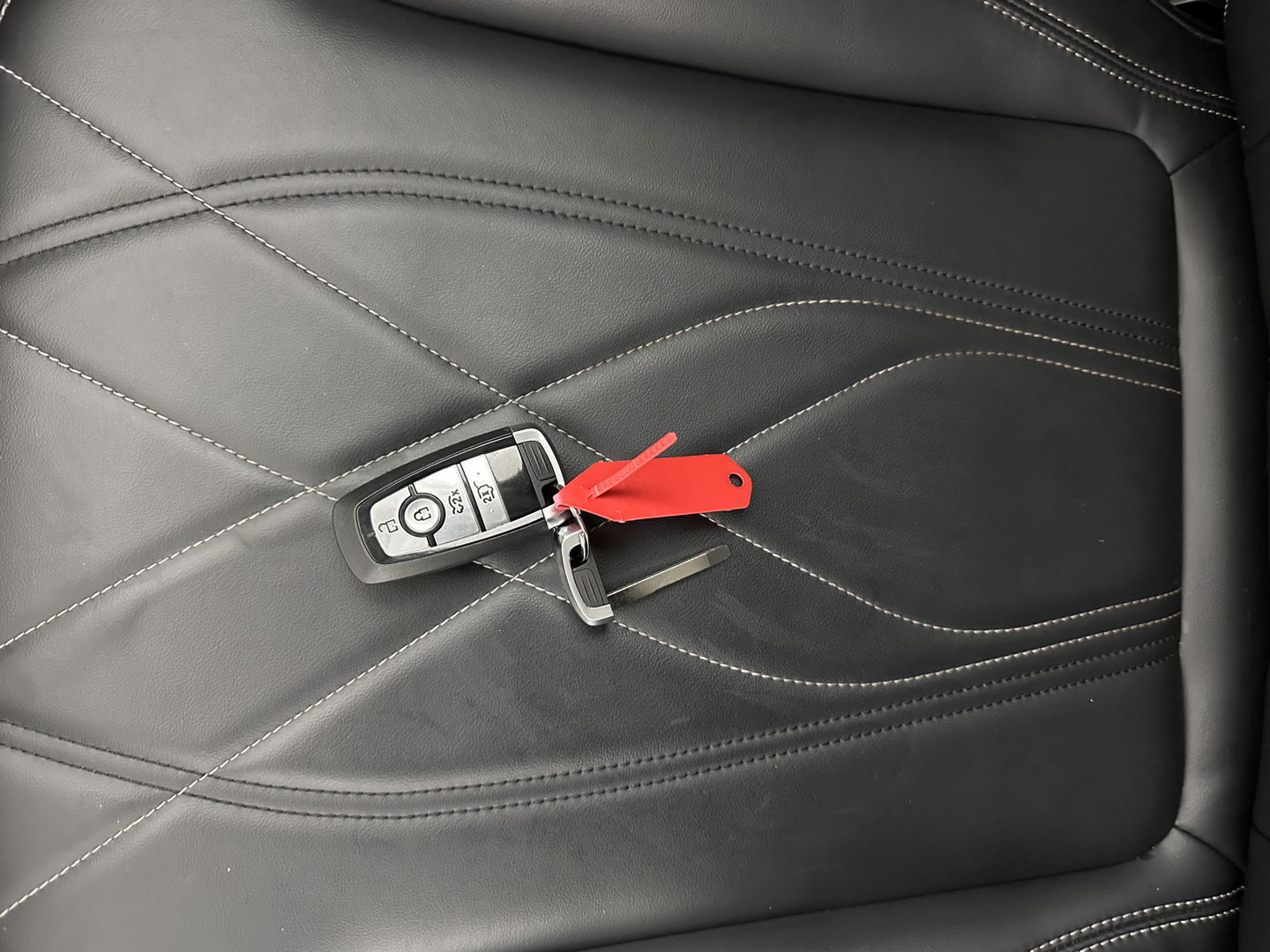 Ford Mustang Mach-E RWD 75 kWh [ 3-Fase ] {SOH-87%] (INCL.BTW) *LEATHER | FULL-LED | DAB | DIGI-COCKPIT | KEYLESS | NAVI-FULLMAP | CARPLAY | HEATED-COMFORTSEATS | TOPVIEW | ADAPTIVE-CRUISE | PRIVACY-GLASS | 18'' ALU*