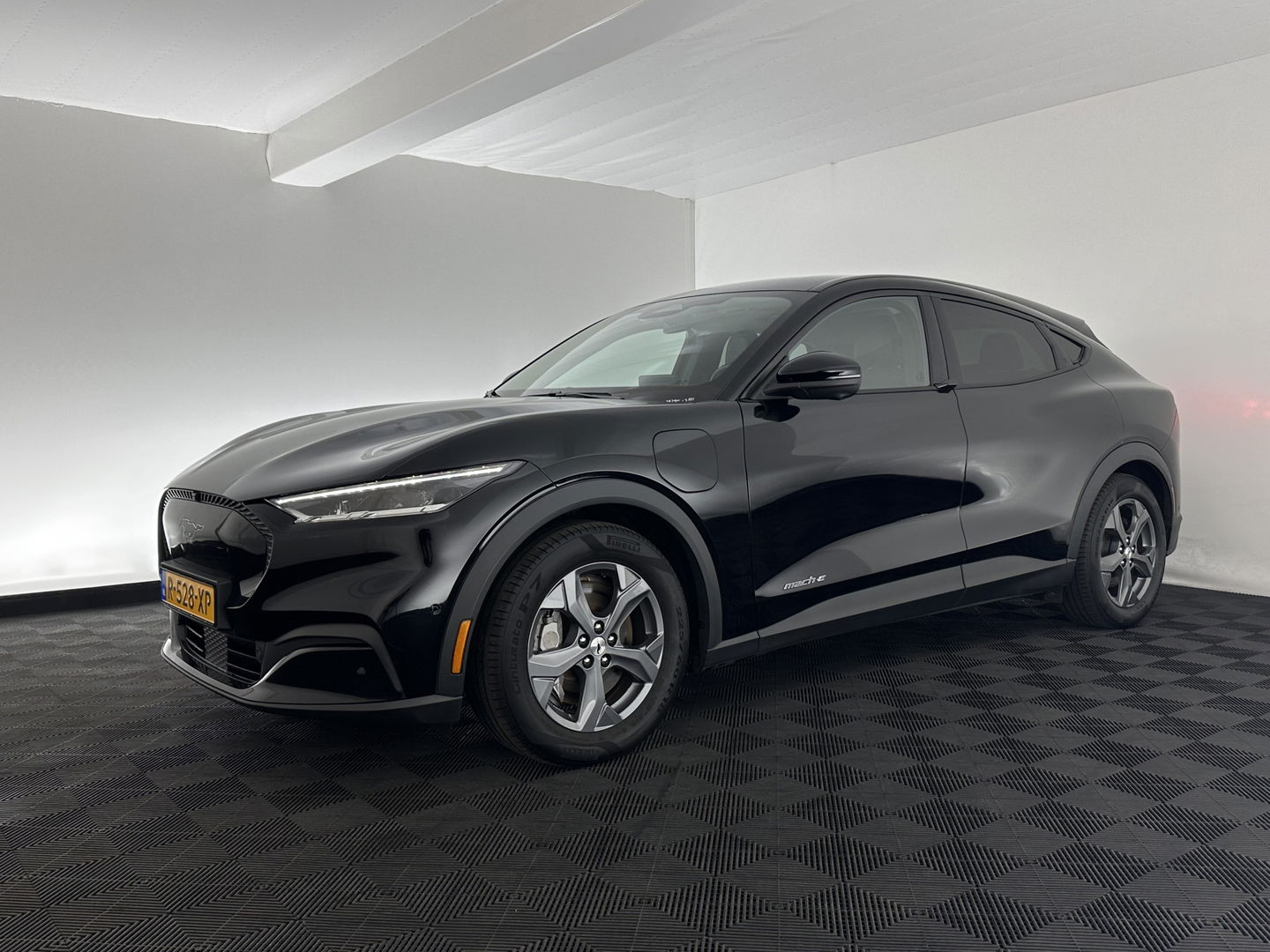 Ford Mustang Mach-E RWD 75 kWh [ 3-Fase ] {SOH-87%] (INCL.BTW) *LEATHER | FULL-LED | DAB | DIGI-COCKPIT | KEYLESS | NAVI-FULLMAP | CARPLAY | HEATED-COMFORTSEATS | TOPVIEW | ADAPTIVE-CRUISE | PRIVACY-GLASS | 18'' ALU*