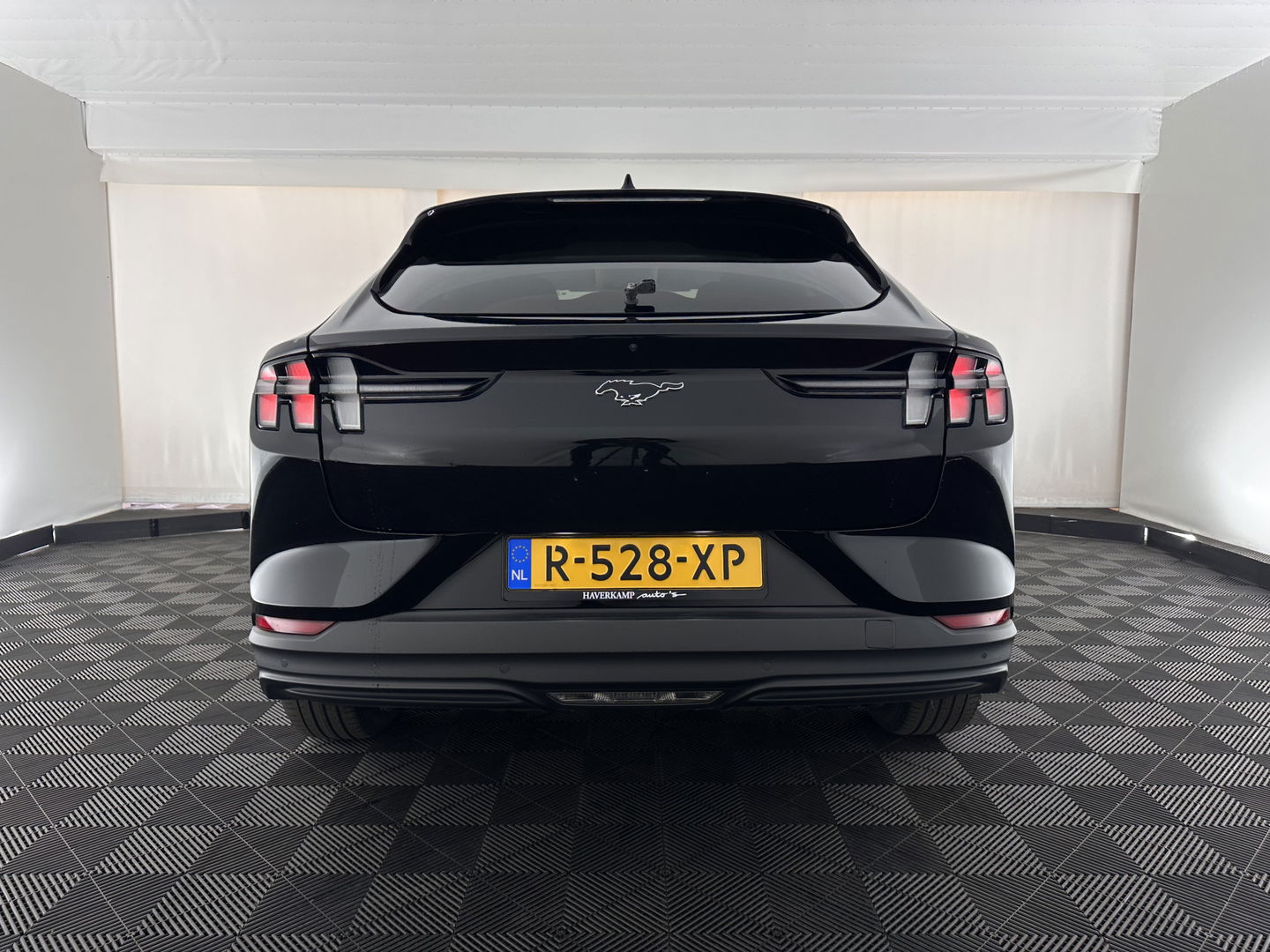 Ford Mustang Mach-E RWD 75 kWh [ 3-Fase ] {SOH-87%] (INCL.BTW) *LEATHER | FULL-LED | DAB | DIGI-COCKPIT | KEYLESS | NAVI-FULLMAP | CARPLAY | HEATED-COMFORTSEATS | TOPVIEW | ADAPTIVE-CRUISE | PRIVACY-GLASS | 18'' ALU*