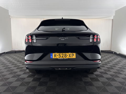 Ford Mustang Mach-E RWD 75 kWh [ 3-Fase ] {SOH-87%] (INCL.BTW) *LEATHER | FULL-LED | DAB | DIGI-COCKPIT | KEYLESS | NAVI-FULLMAP | CARPLAY | HEATED-COMFORTSEATS | TOPVIEW | ADAPTIVE-CRUISE | PRIVACY-GLASS | 18'' ALU*