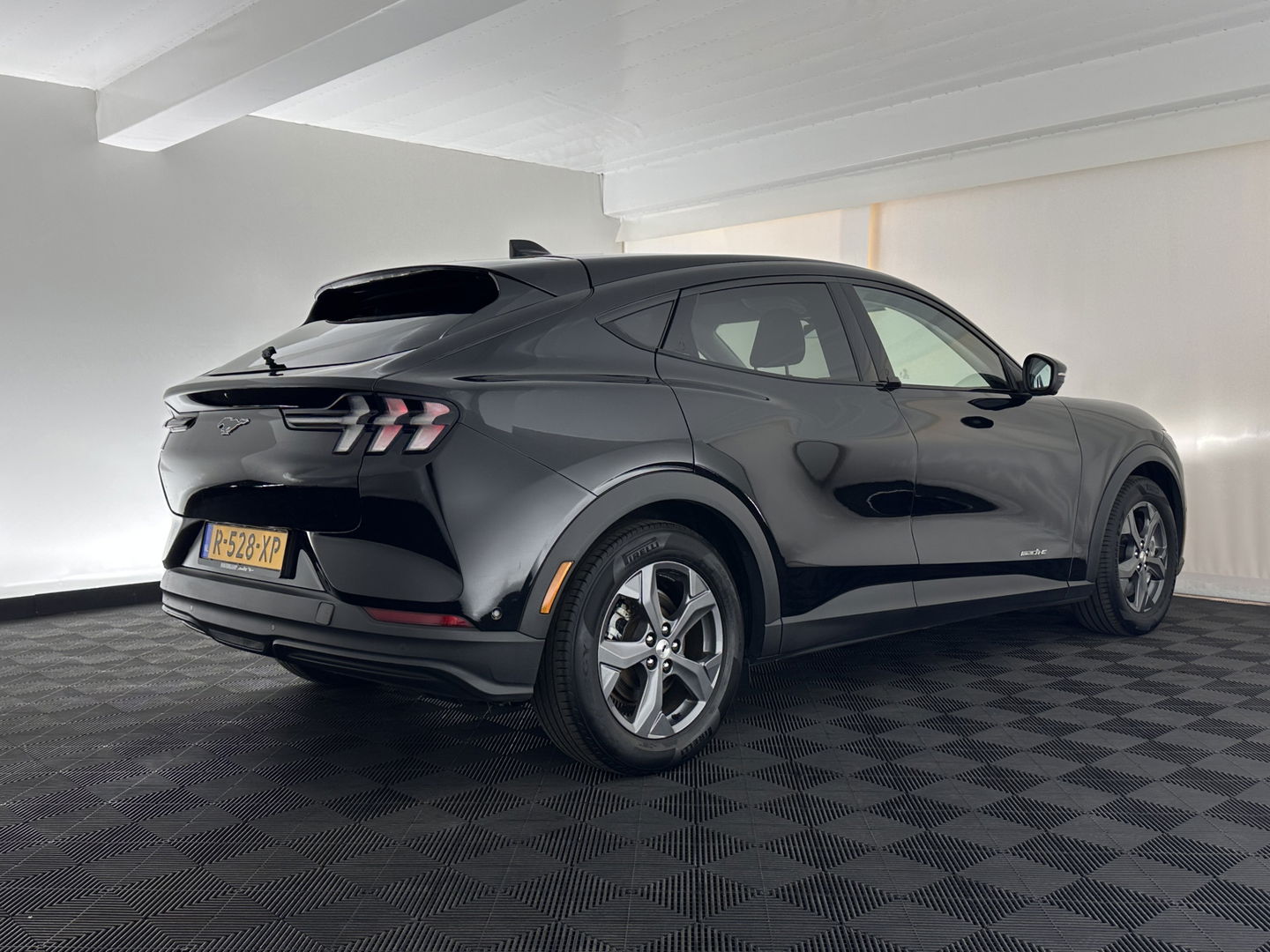 Ford Mustang Mach-E RWD 75 kWh [ 3-Fase ] {SOH-87%] (INCL.BTW) *LEATHER | FULL-LED | DAB | DIGI-COCKPIT | KEYLESS | NAVI-FULLMAP | CARPLAY | HEATED-COMFORTSEATS | TOPVIEW | ADAPTIVE-CRUISE | PRIVACY-GLASS | 18'' ALU*