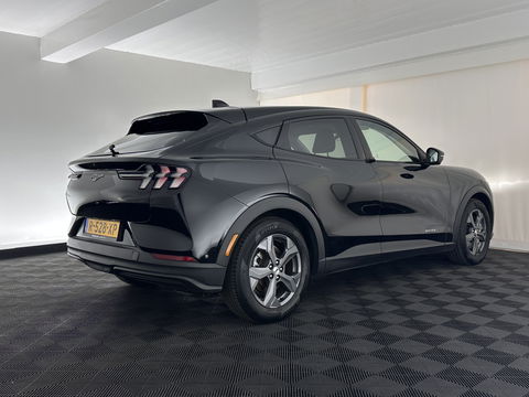 Ford Mustang Mach-E RWD 75 kWh [ 3-Fase ] {SOH-87%] (INCL.BTW) *LEATHER | FULL-LED | DAB | DIGI-COCKPIT | KEYLESS | NAVI-FULLMAP | CARPLAY | HEATED-COMFORTSEATS | TOPVIEW | ADAPTIVE-CRUISE | PRIVACY-GLASS | 18'' ALU*