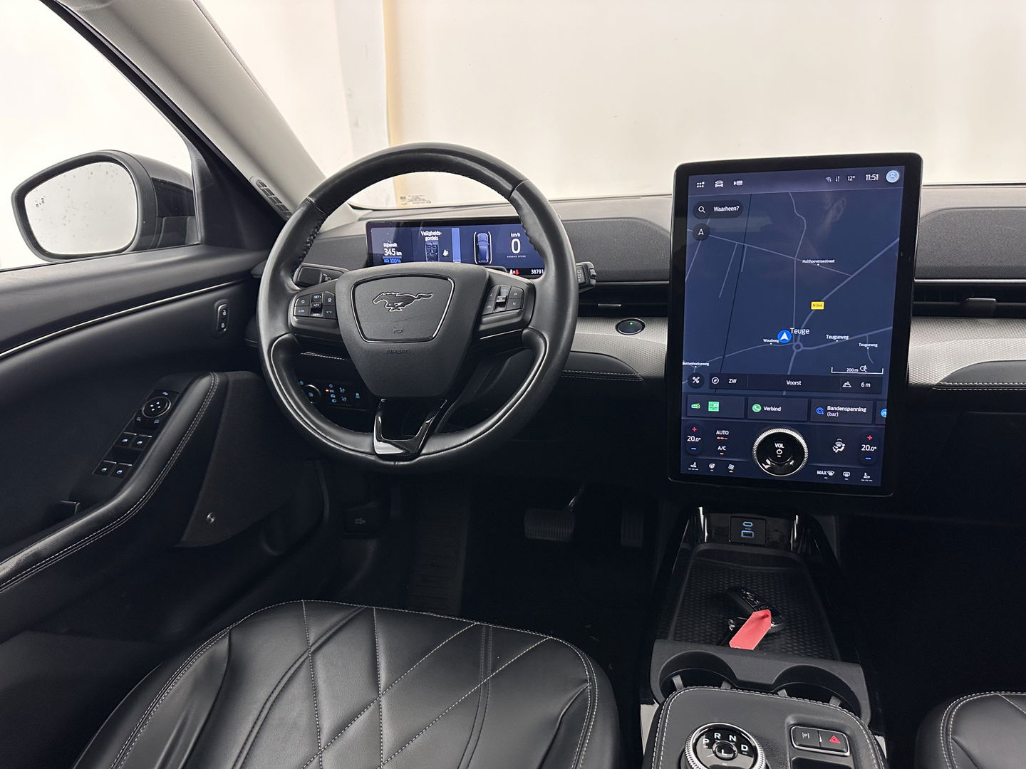 Ford Mustang Mach-E RWD 75 kWh [ 3-Fase ] {SOH-87%] (INCL.BTW) *LEATHER | FULL-LED | DAB | DIGI-COCKPIT | KEYLESS | NAVI-FULLMAP | CARPLAY | HEATED-COMFORTSEATS | TOPVIEW | ADAPTIVE-CRUISE | PRIVACY-GLASS | 18'' ALU*