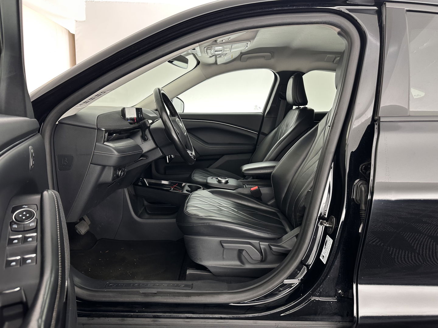 Ford Mustang Mach-E RWD 75 kWh [ 3-Fase ] {SOH-87%] (INCL.BTW) *LEATHER | FULL-LED | DAB | DIGI-COCKPIT | KEYLESS | NAVI-FULLMAP | CARPLAY | HEATED-COMFORTSEATS | TOPVIEW | ADAPTIVE-CRUISE | PRIVACY-GLASS | 18'' ALU*