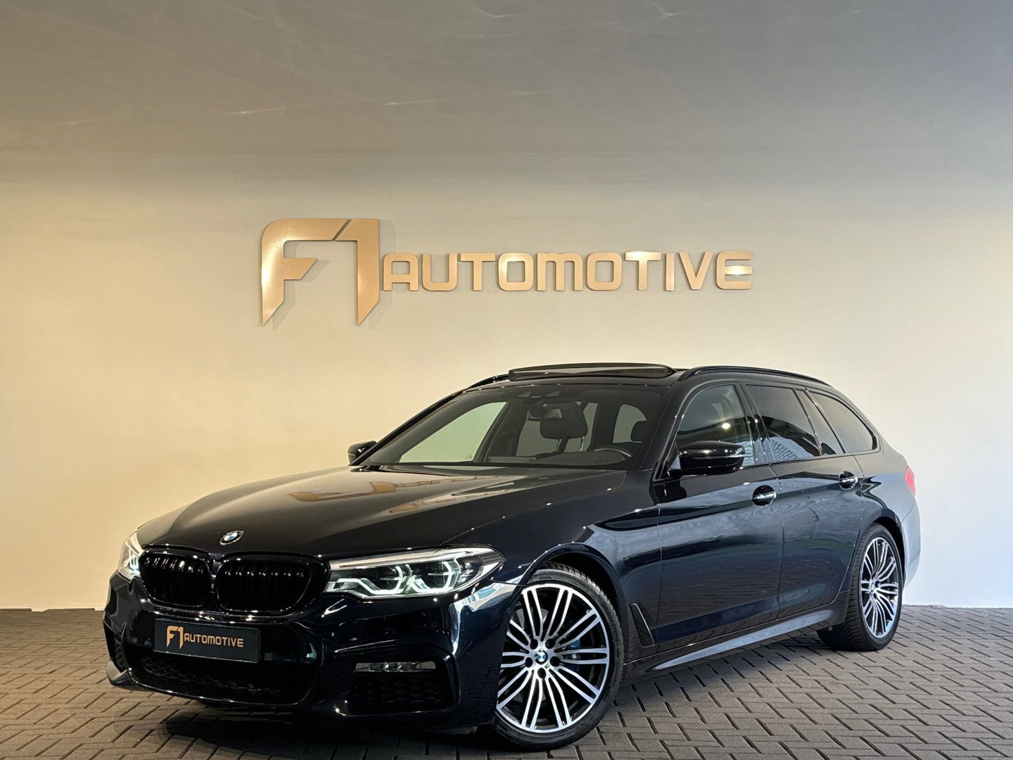 BMW 5 Serie Touring 530i xDrive M Sport High Ex Pano|Sfeer