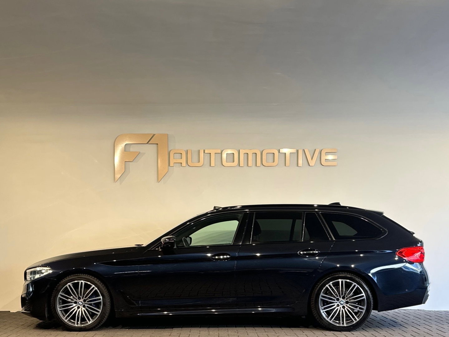 BMW 5 Serie Touring 530i xDrive M Sport High Ex Pano|Sfeer