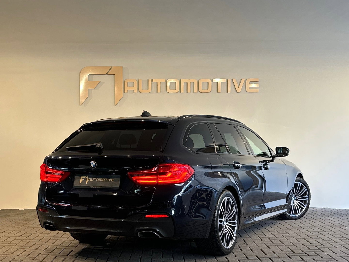 BMW 5 Serie Touring 530i xDrive M Sport High Ex Pano|Sfeer