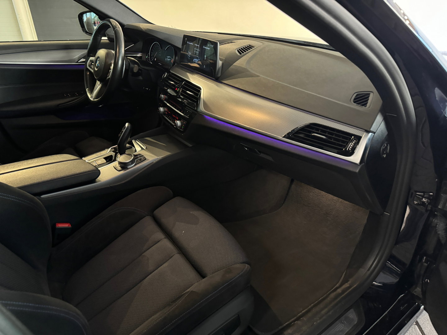 BMW 5 Serie Touring 530i xDrive M Sport High Ex Pano|Sfeer