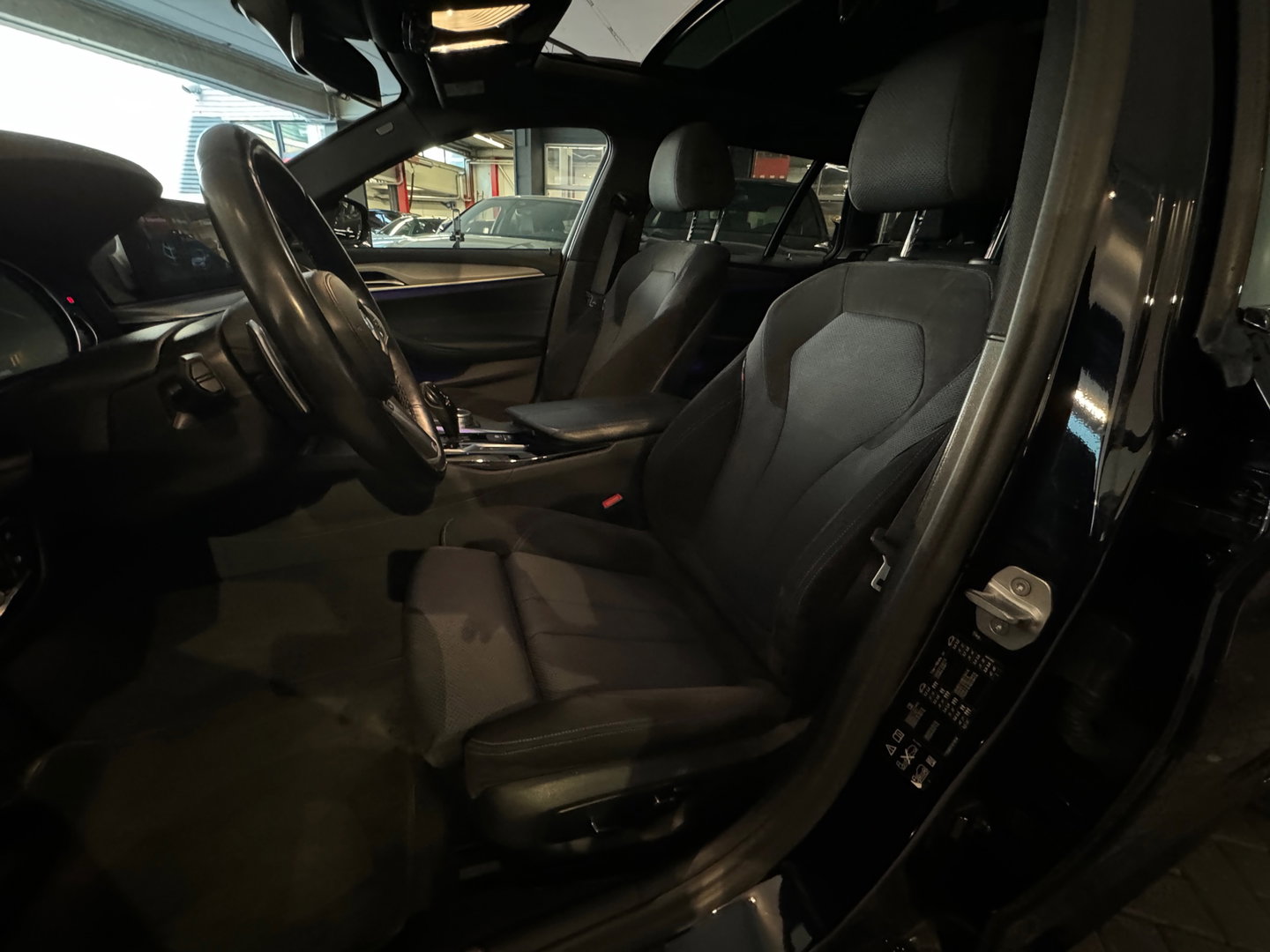 BMW 5 Serie Touring 530i xDrive M Sport High Ex Pano|Sfeer