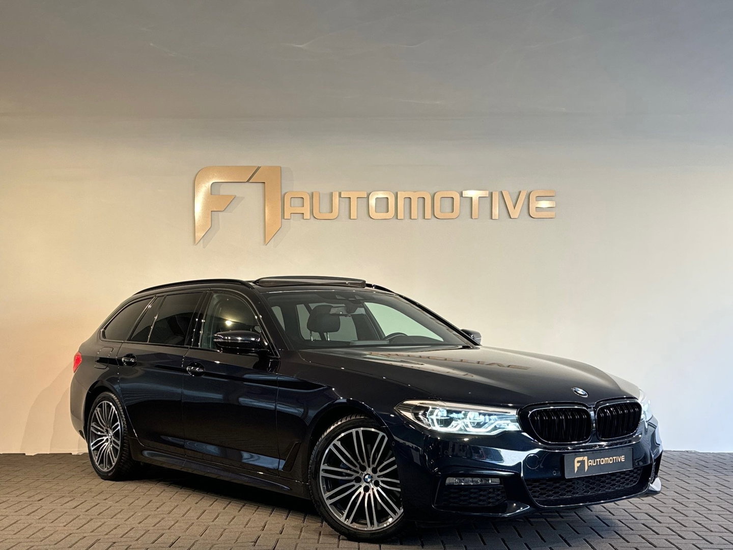 BMW 5 Serie Touring 530i xDrive M Sport High Ex Pano|Sfeer