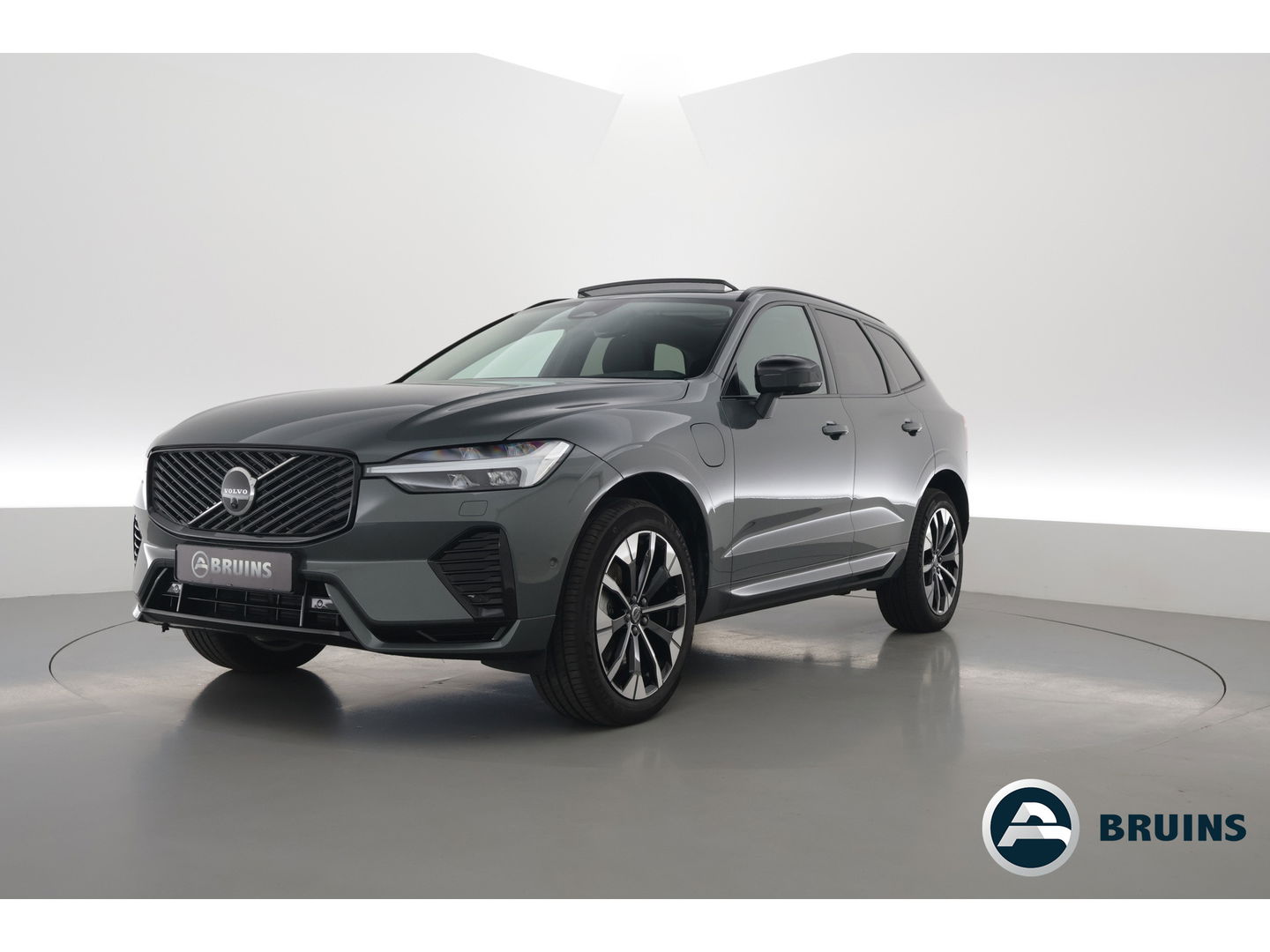 Volvo XC60 2.0 T6 Plug-in hybrid AWD Plus Dark | Facelift | Pano-dak | Trekhaak | 360 camera | Forest Lake |