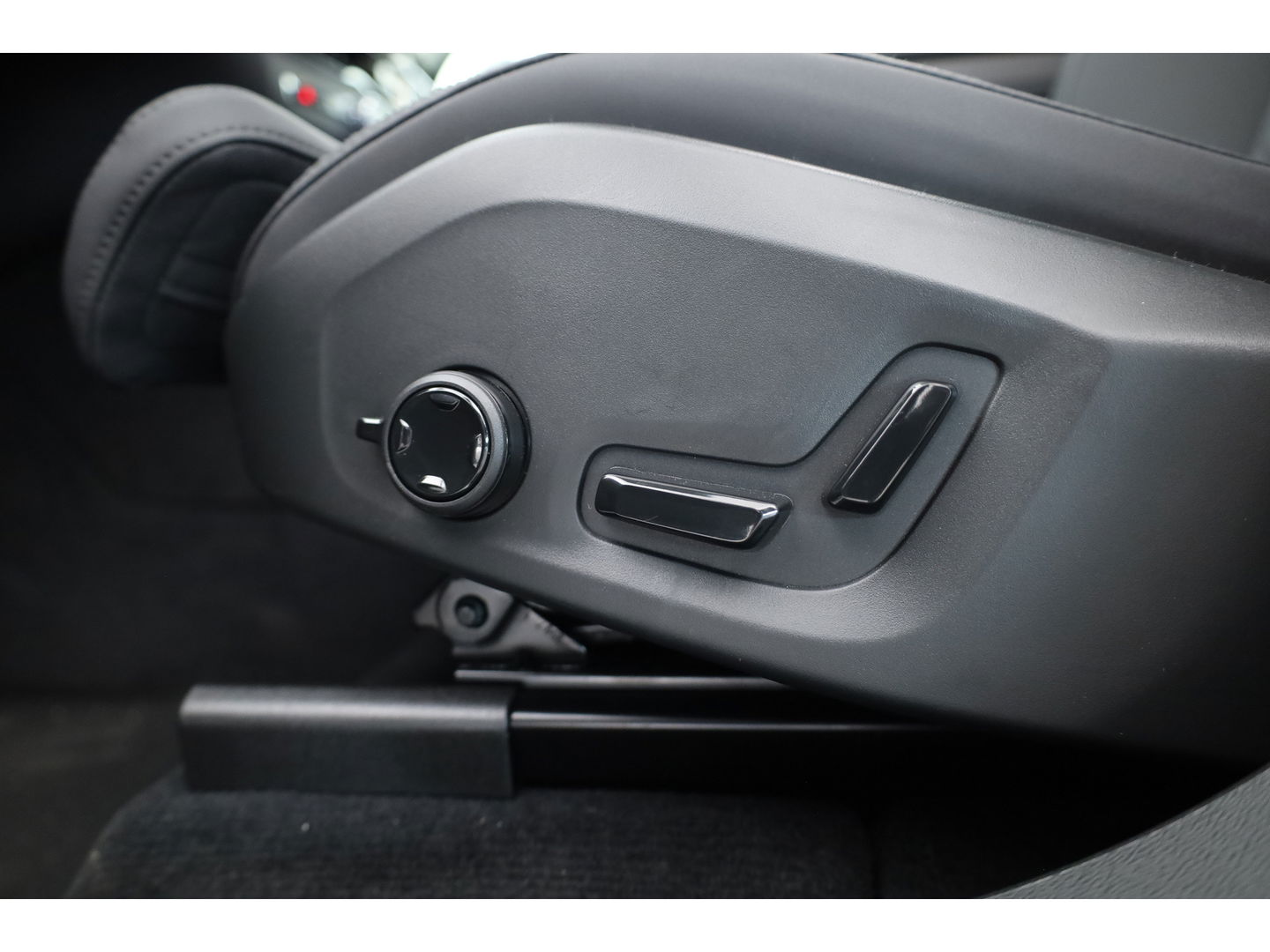 Volvo XC60 2.0 T6 Plug-in hybrid AWD Plus Dark | Facelift | Pano-dak | Trekhaak | 360 camera | Forest Lake |