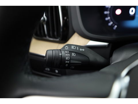 Volvo XC60 2.0 T6 Plug-in hybrid AWD Plus Dark | Facelift | Pano-dak | Trekhaak | 360 camera | Forest Lake |