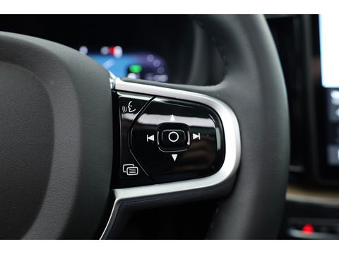 Volvo XC60 2.0 T6 Plug-in hybrid AWD Plus Dark | Facelift | Pano-dak | Trekhaak | 360 camera | Forest Lake |