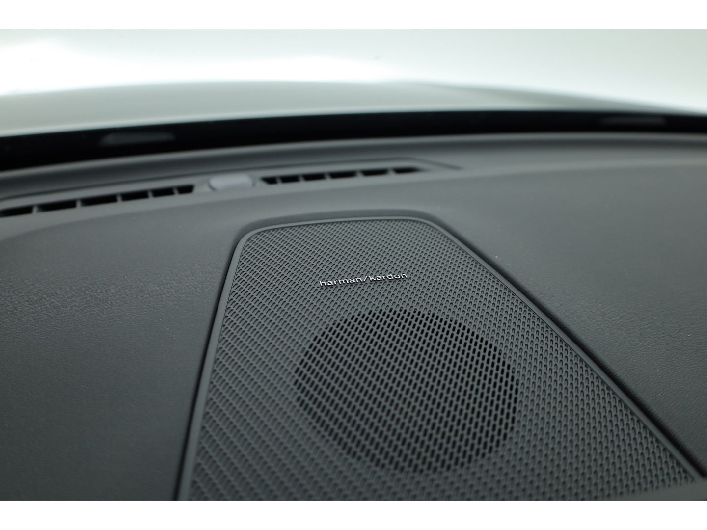 Volvo XC60 2.0 T6 Plug-in hybrid AWD Plus Dark | Facelift | Pano-dak | Trekhaak | 360 camera | Forest Lake |