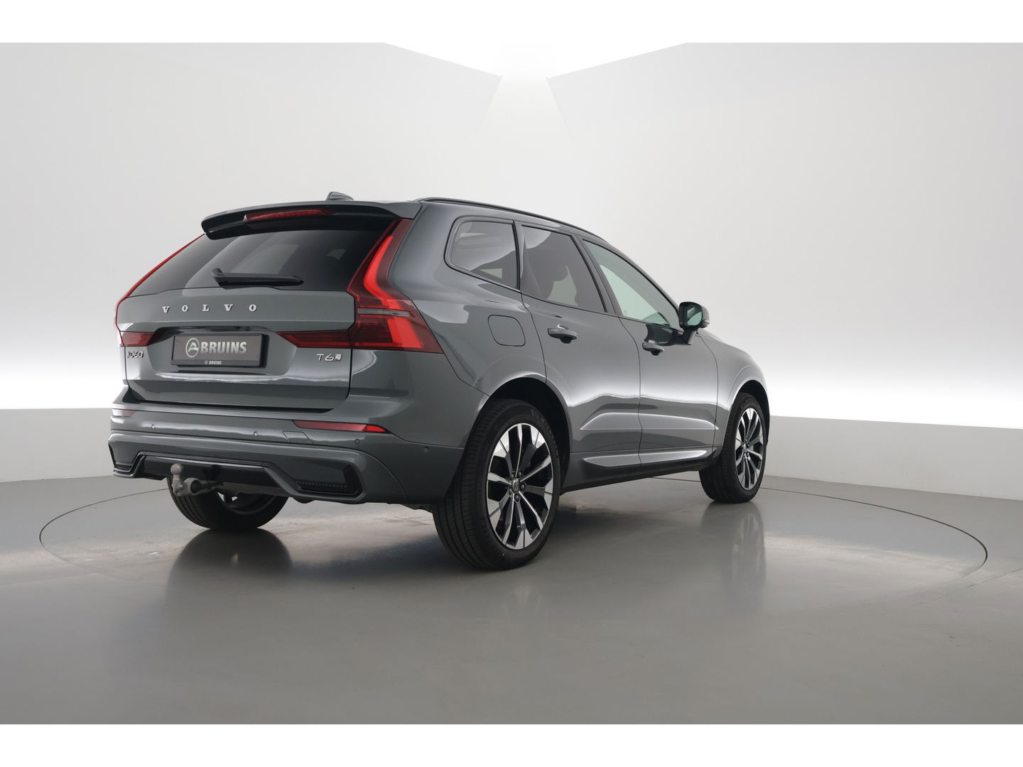Volvo XC60 2.0 T6 Plug-in hybrid AWD Plus Dark | Facelift | Pano-dak | Trekhaak | 360 camera | Forest Lake |