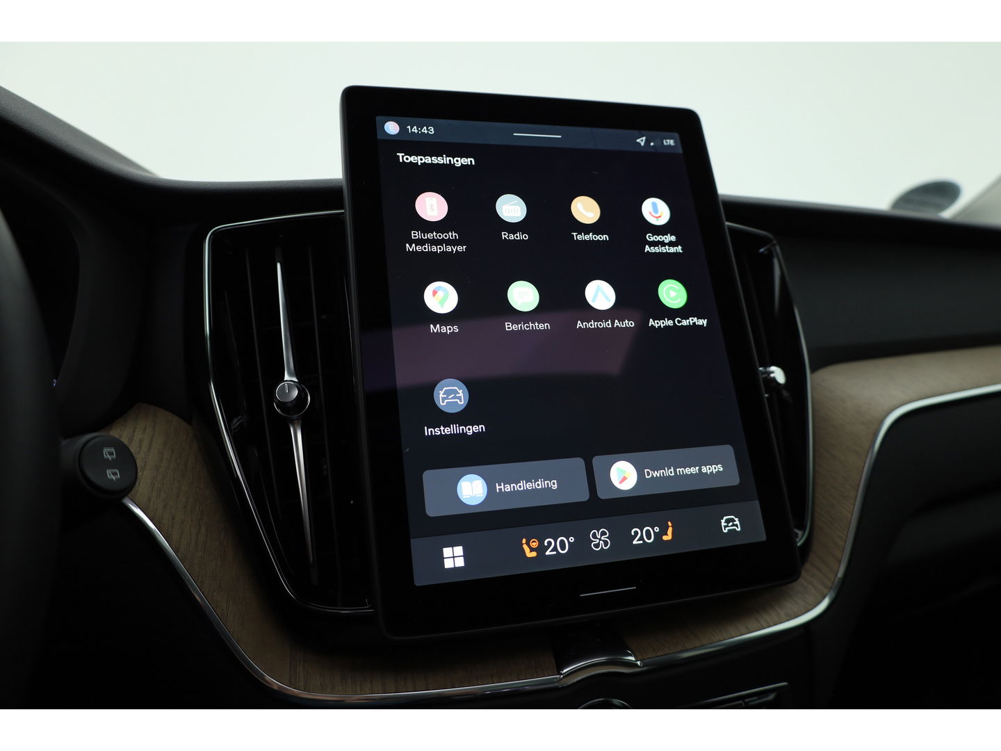 Volvo XC60 2.0 T6 Plug-in hybrid AWD Plus Dark | Facelift | Pano-dak | Trekhaak | 360 camera | Forest Lake |