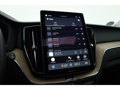 Volvo XC60 2.0 T6 Plug-in hybrid AWD Plus Dark | Facelift | Pano-dak | Trekhaak | 360 camera | Forest Lake |