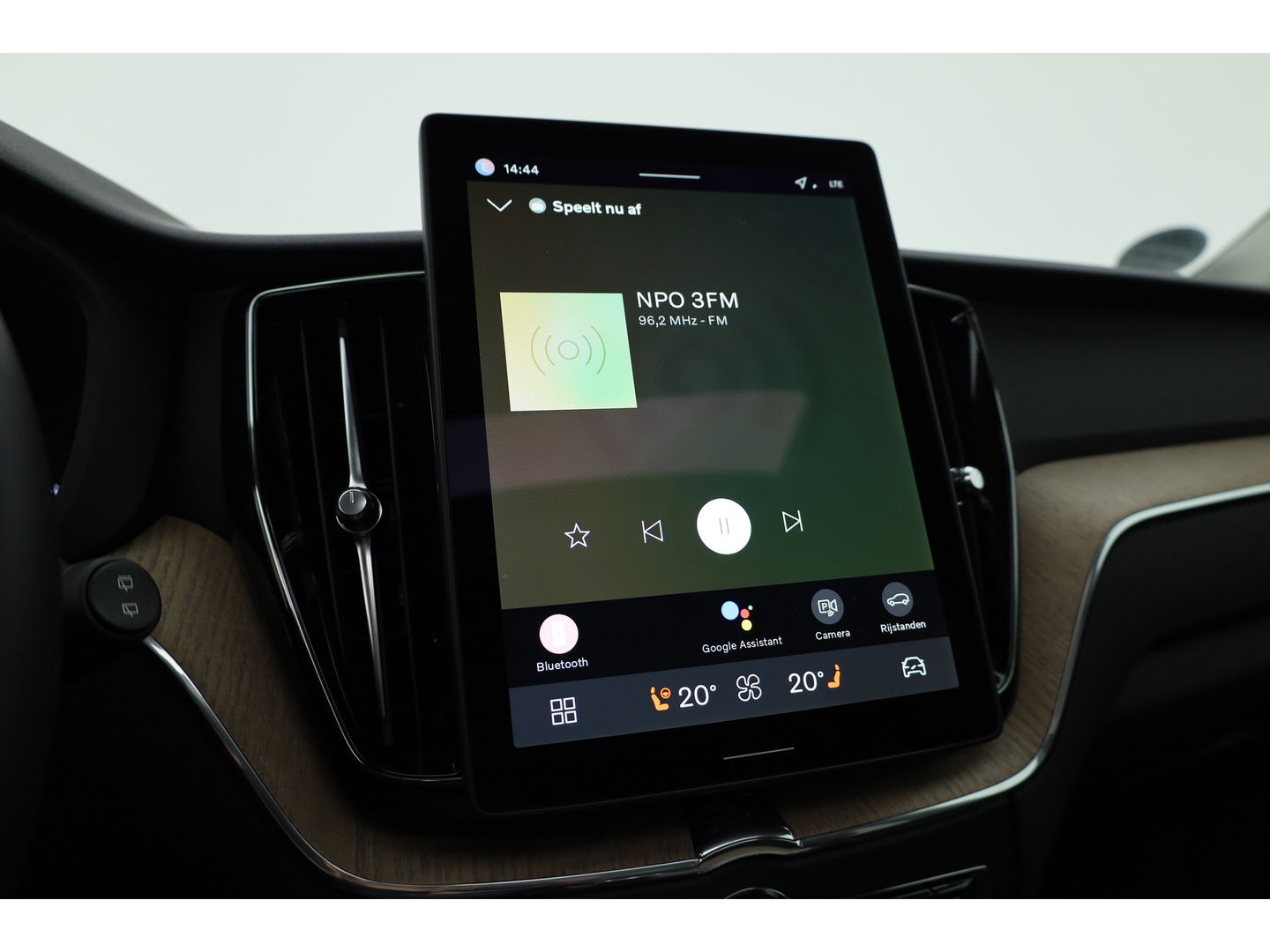 Volvo XC60 2.0 T6 Plug-in hybrid AWD Plus Dark | Facelift | Pano-dak | Trekhaak | 360 camera | Forest Lake |