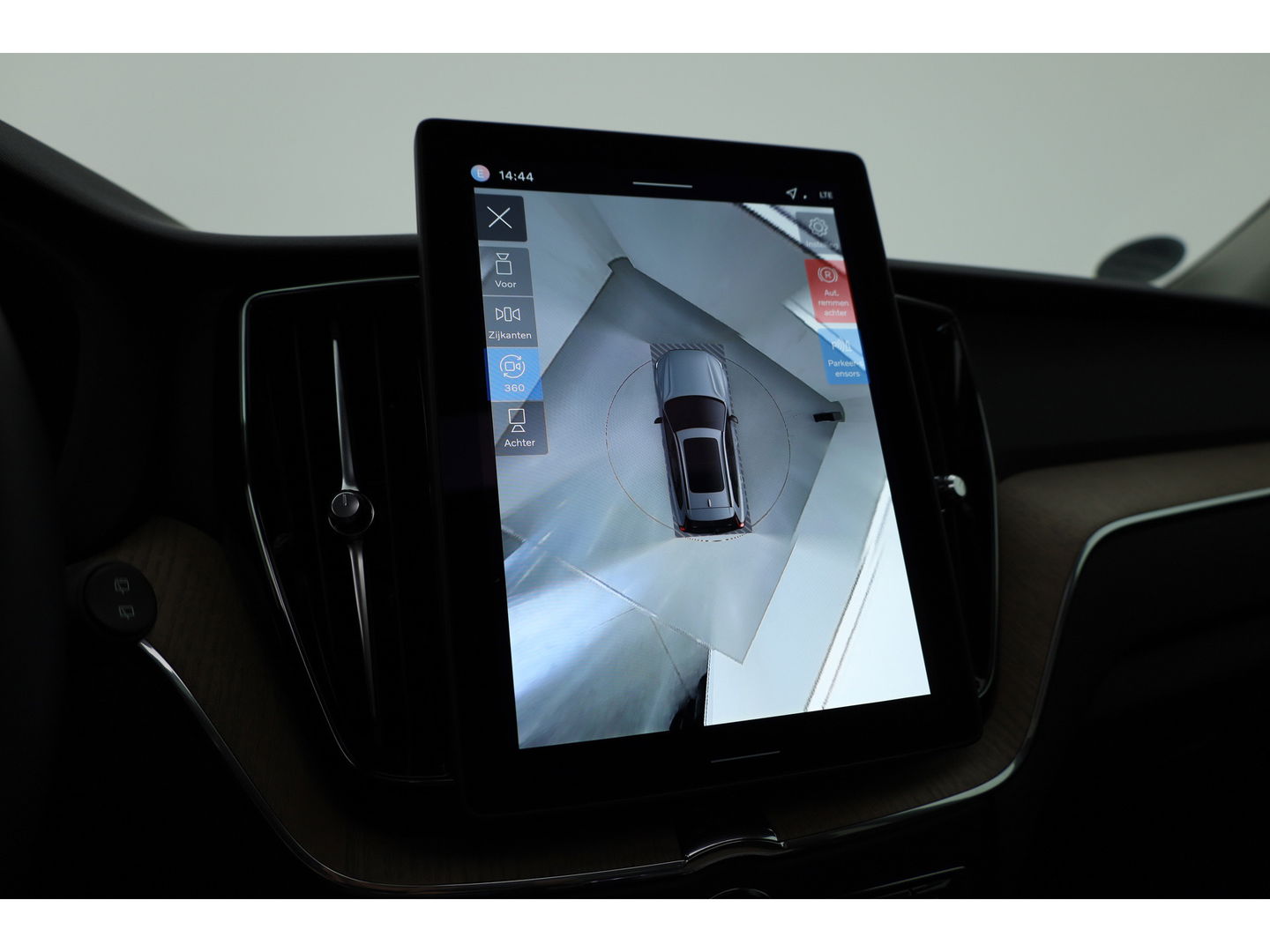 Volvo XC60 2.0 T6 Plug-in hybrid AWD Plus Dark | Facelift | Pano-dak | Trekhaak | 360 camera | Forest Lake |