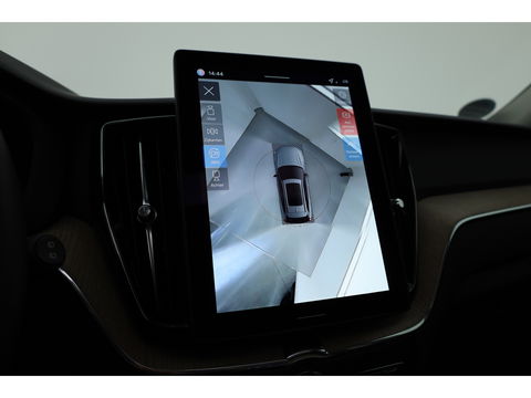 Volvo XC60 2.0 T6 Plug-in hybrid AWD Plus Dark | Facelift | Pano-dak | Trekhaak | 360 camera | Forest Lake |