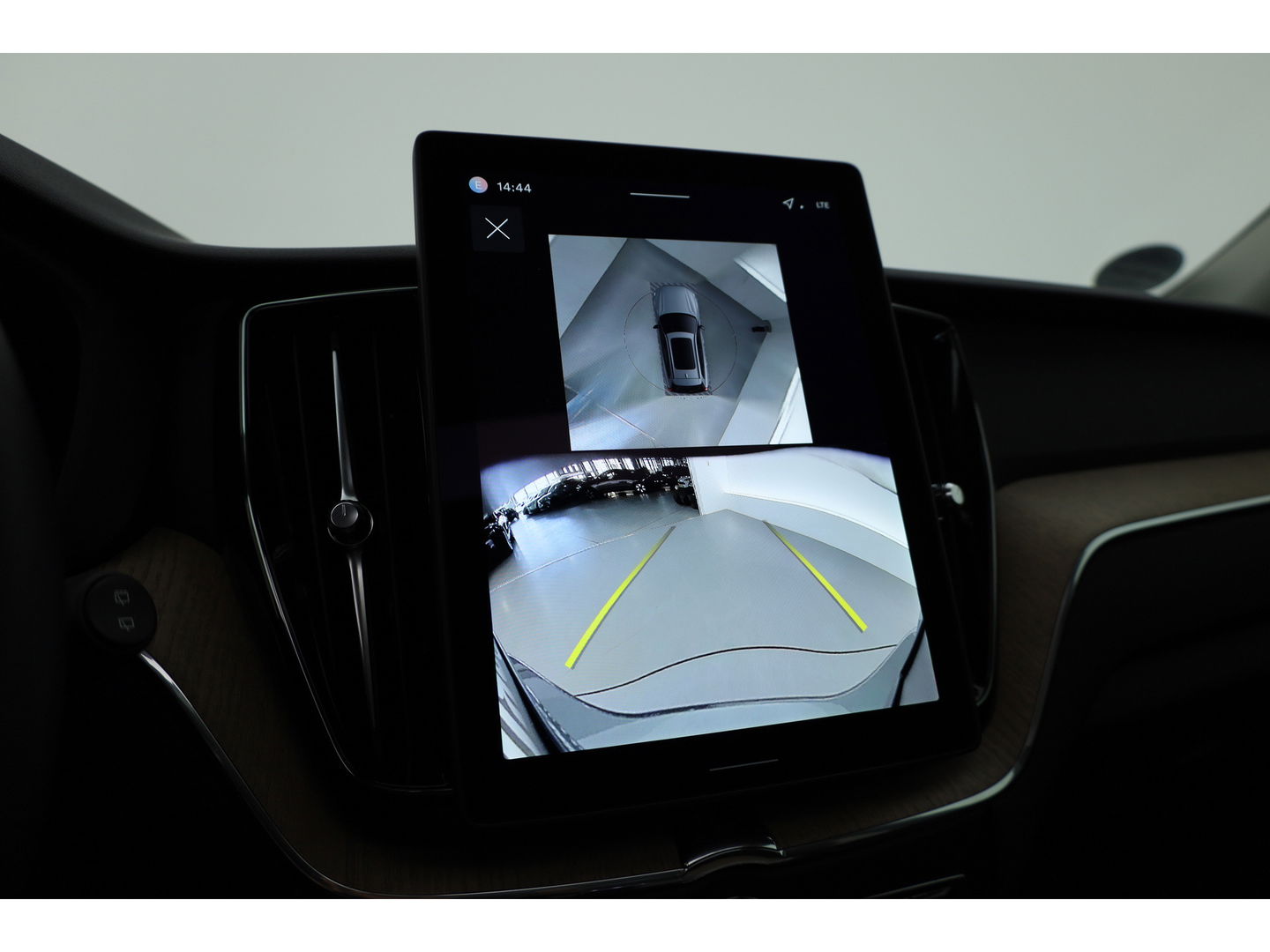 Volvo XC60 2.0 T6 Plug-in hybrid AWD Plus Dark | Facelift | Pano-dak | Trekhaak | 360 camera | Forest Lake |