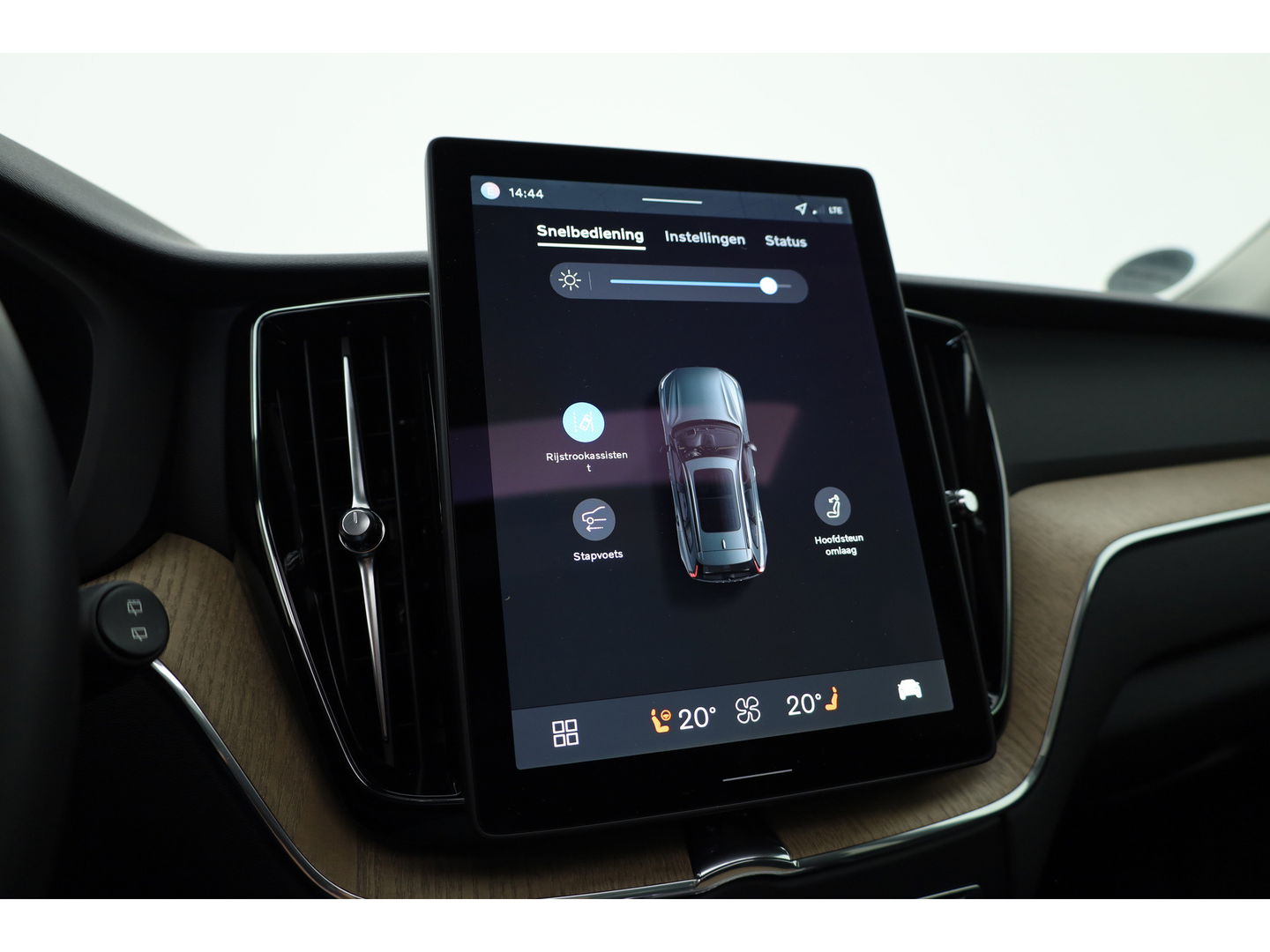 Volvo XC60 2.0 T6 Plug-in hybrid AWD Plus Dark | Facelift | Pano-dak | Trekhaak | 360 camera | Forest Lake |