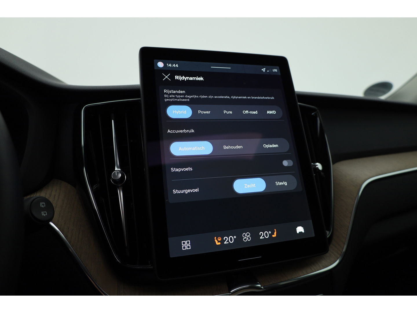 Volvo XC60 2.0 T6 Plug-in hybrid AWD Plus Dark | Facelift | Pano-dak | Trekhaak | 360 camera | Forest Lake |