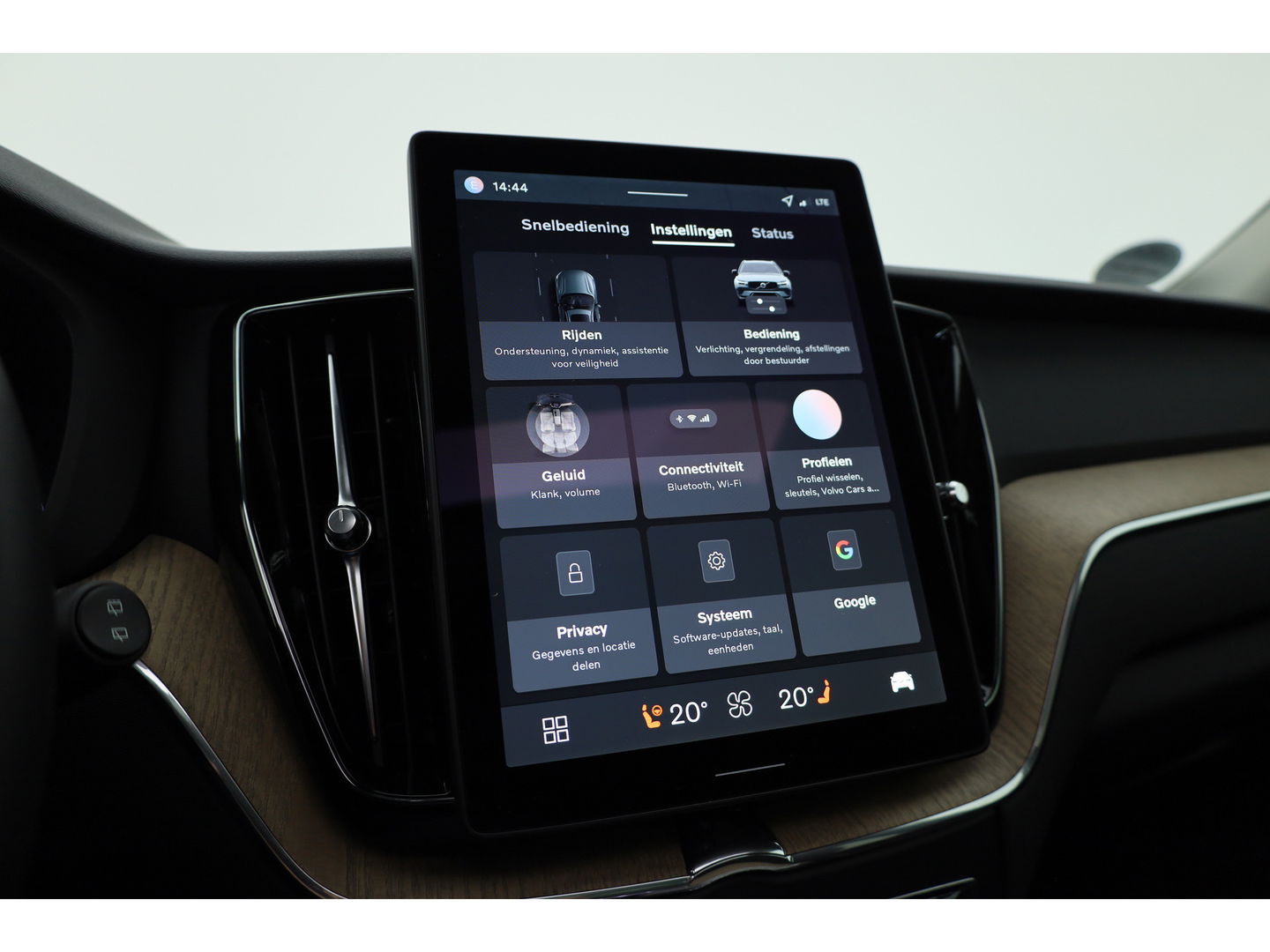 Volvo XC60 2.0 T6 Plug-in hybrid AWD Plus Dark | Facelift | Pano-dak | Trekhaak | 360 camera | Forest Lake |