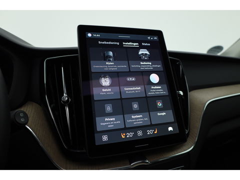 Volvo XC60 2.0 T6 Plug-in hybrid AWD Plus Dark | Facelift | Pano-dak | Trekhaak | 360 camera | Forest Lake |