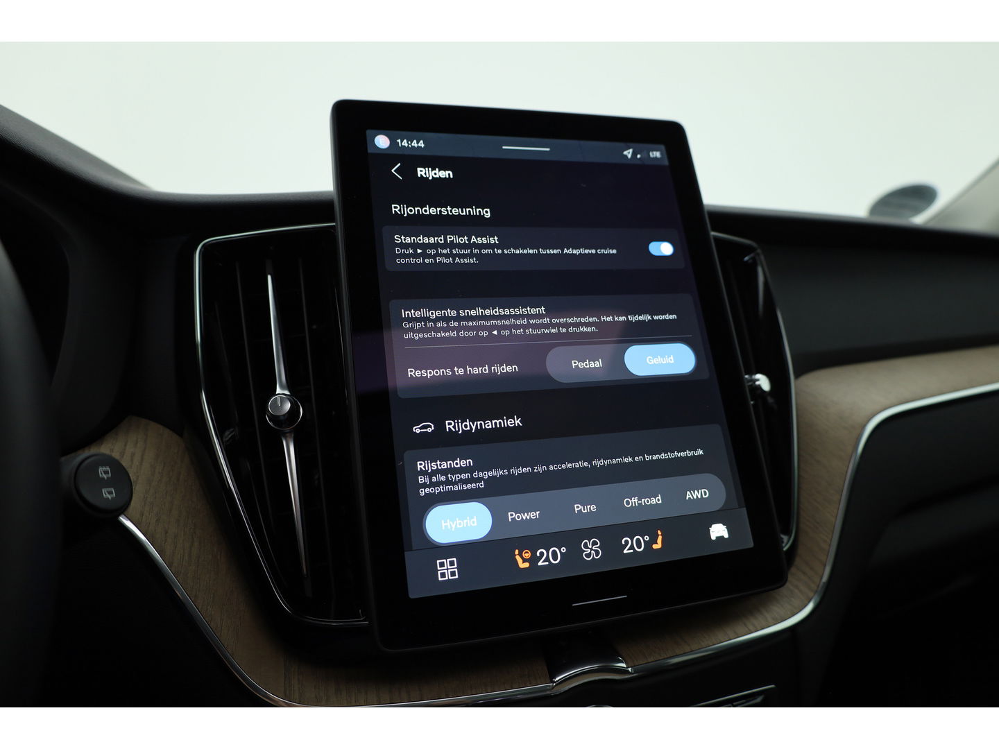 Volvo XC60 2.0 T6 Plug-in hybrid AWD Plus Dark | Facelift | Pano-dak | Trekhaak | 360 camera | Forest Lake |