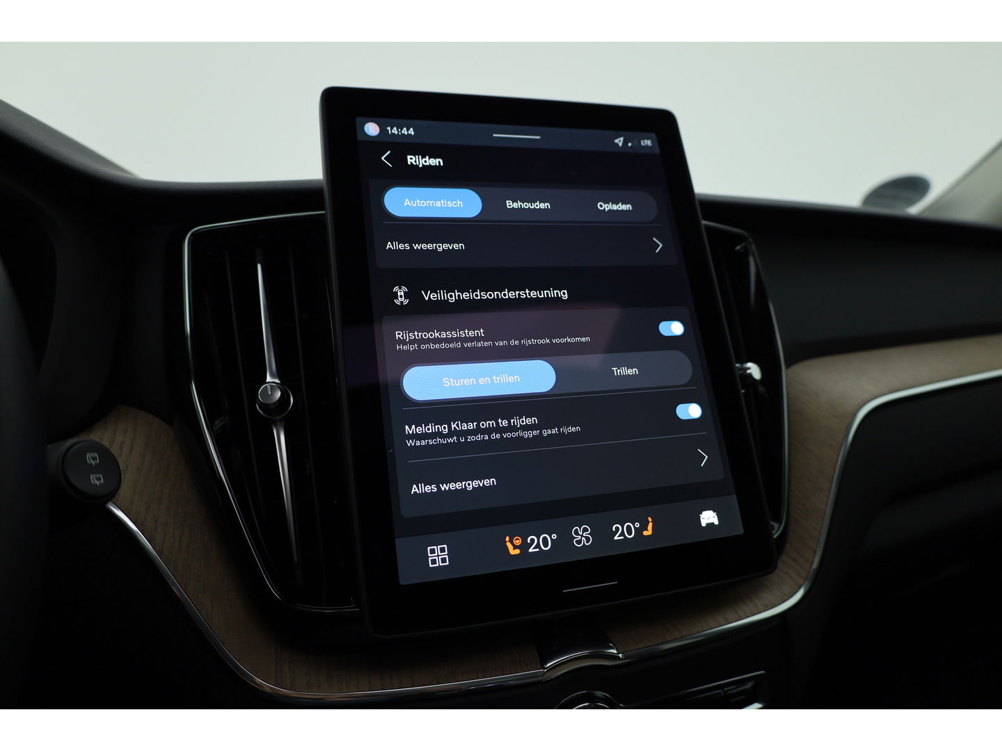 Volvo XC60 2.0 T6 Plug-in hybrid AWD Plus Dark | Facelift | Pano-dak | Trekhaak | 360 camera | Forest Lake |